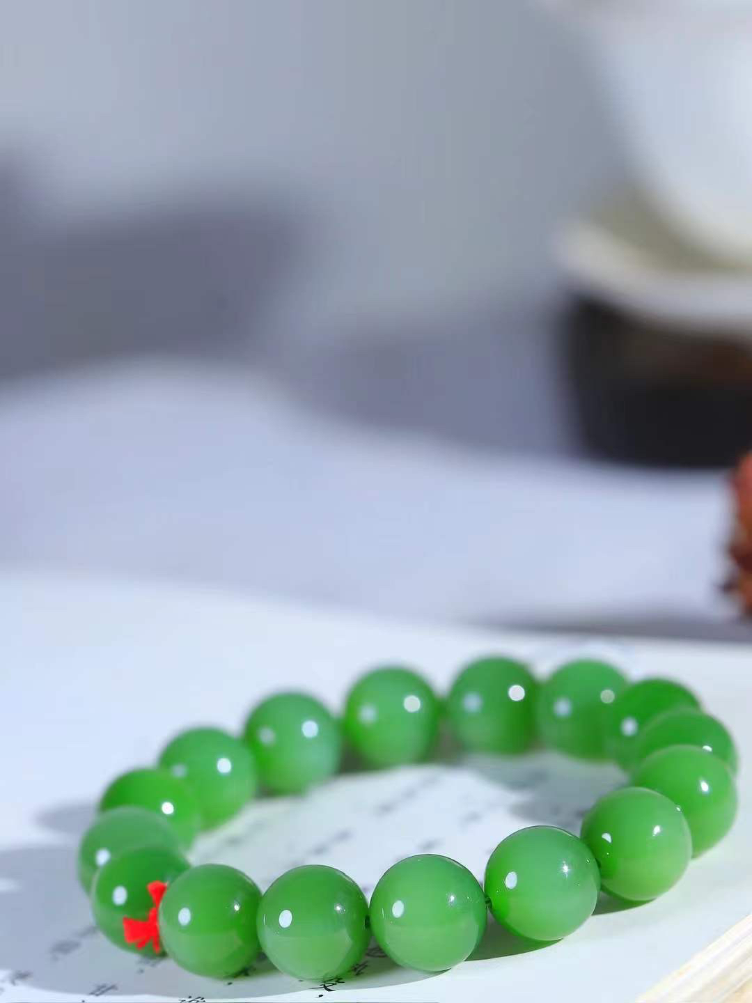 【珠圆玉润.手串】

精品和田玉碧玉猫眼珠圆玉润手串 玉质温润细腻  整串打磨圆润，佩戴舒适。珠珠落玉盘，间关莺语花底滑，一生美好时光，无论身在何处，都有它相伴相守。事事顺遂，幸福美满，吉祥如意。重43克 尺寸取一11.8mm FDL-16301500