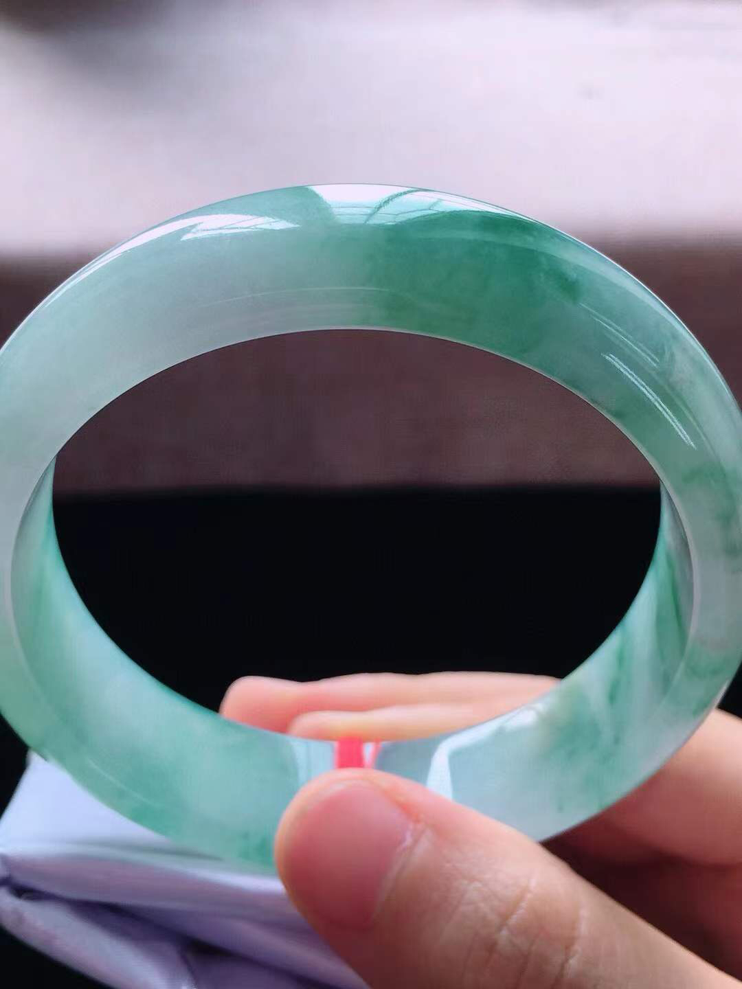 【翡翠名称】老坑种冰飘花59正圈口手镯
【翡翠尺寸】59*16*7.8mm适合58-60正圈口佩戴
【翡翠描述】宝贝种老水足，玉质细腻，色泽靓丽，性价比高，佩戴效果好！
【其它赠送】权威证书/精美挂绳盒子/支持全国复检