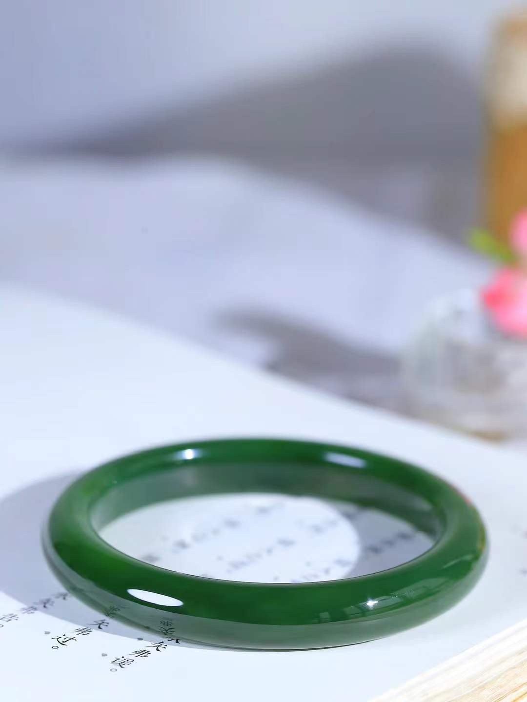 【碧波流转·手镯】

精品和田玉碧玉手镯，玉质细腻温润，手感舒适，️线条流畅，简约大气，美自天