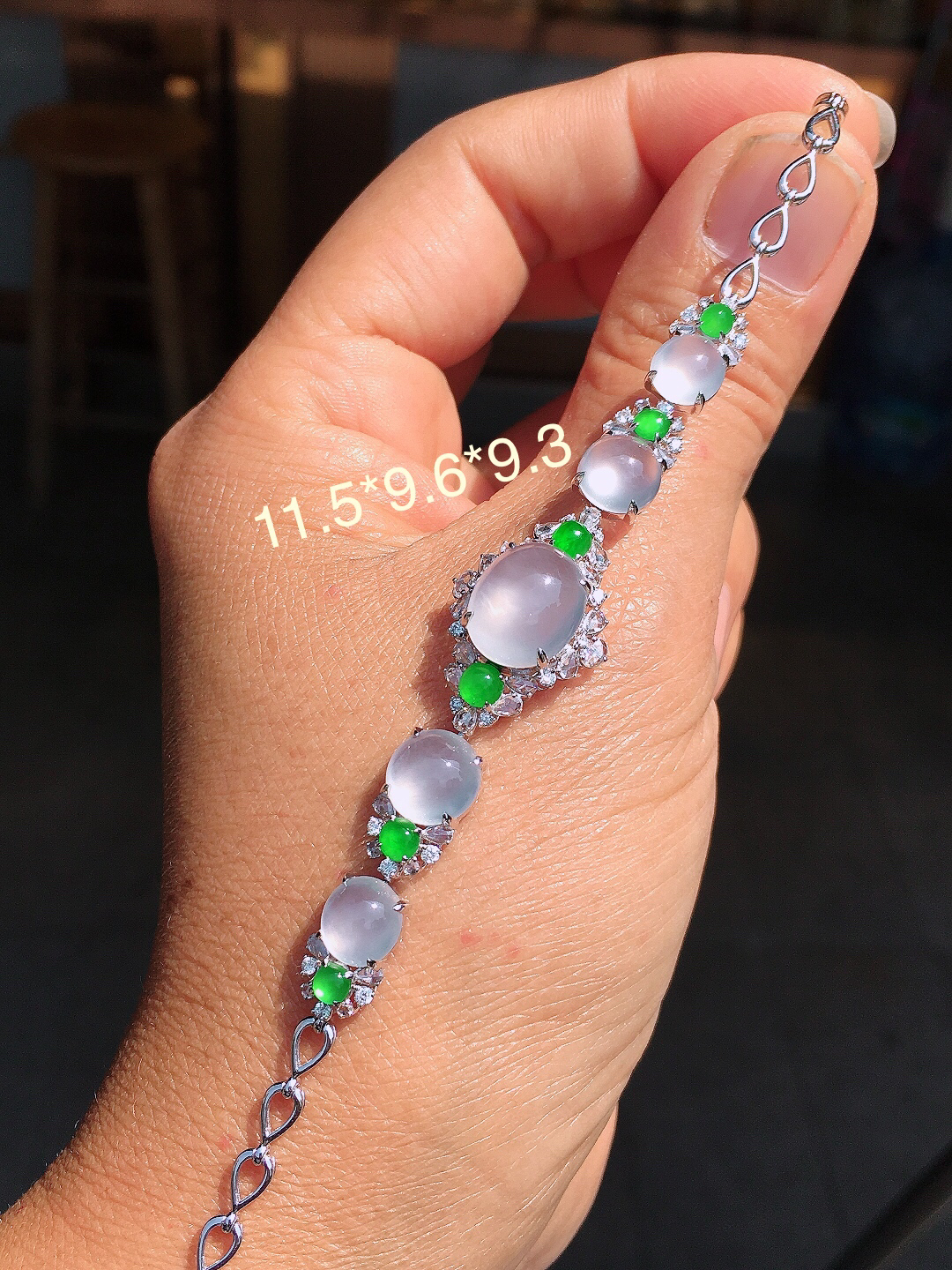 冰种蛋面手链，玉质细腻，荧光感超
强，饱满圆润，尽显优雅气质，18k
金豪华镶嵌