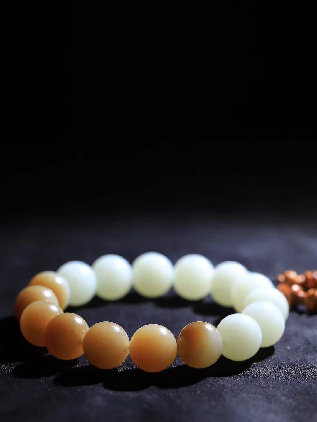 【珠圆玉润.手串】

精品和田玉糖白玉珠圆玉润手串 玉质温润细腻  整串打磨圆润，佩戴舒适。珠珠落玉盘，间关莺语花底滑，一生美好时光，无论身在何处，都有它相伴相守。事事顺遂，幸福美满，吉祥如意。重67.5克 尺寸取一14mm FDL-16301400