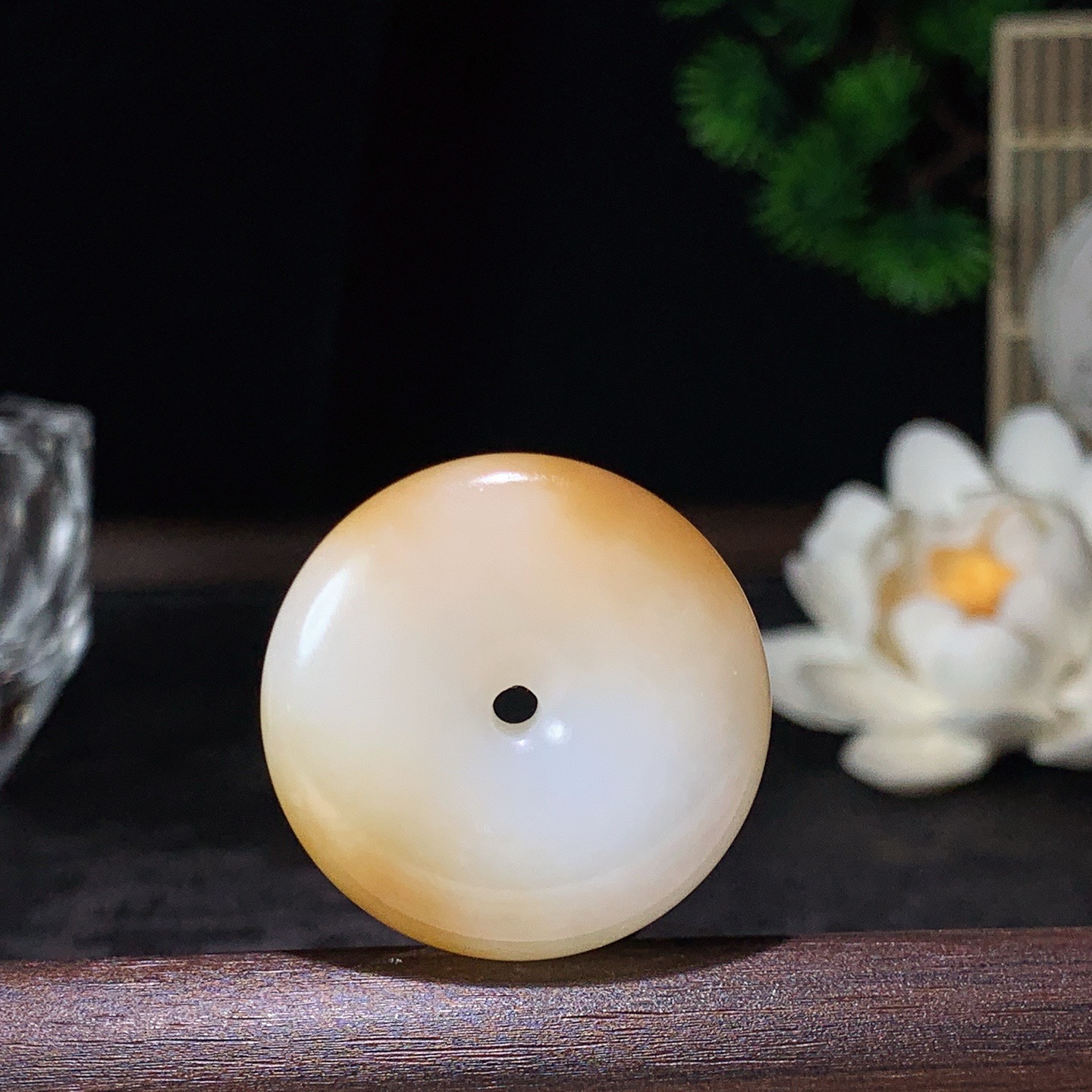 新疆和田玉且末糖平安扣挂件。尺寸30/8重14克。玉质细腻油润。手推出油。佩戴高端典雅。lt260313