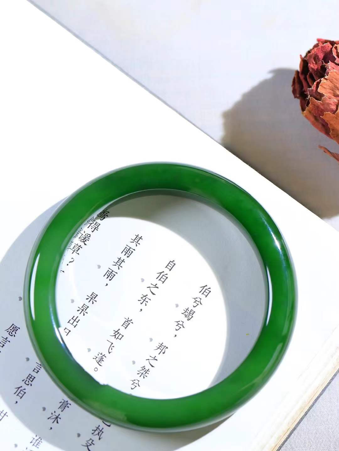 （碧色荡漾.手镯）

收藏级臻品️和田玉碧玉手镯，灼灼其华想像靓妆淡伫 ，腕间绿意跳脱冰壶莹，坐间静对，姑射仙姿潇洒处，艳冶最奇料子油润滋腻镯型饱满，手感上佳。重60克   内径58.5mm尺寸11.6-9.2mm  24371413T