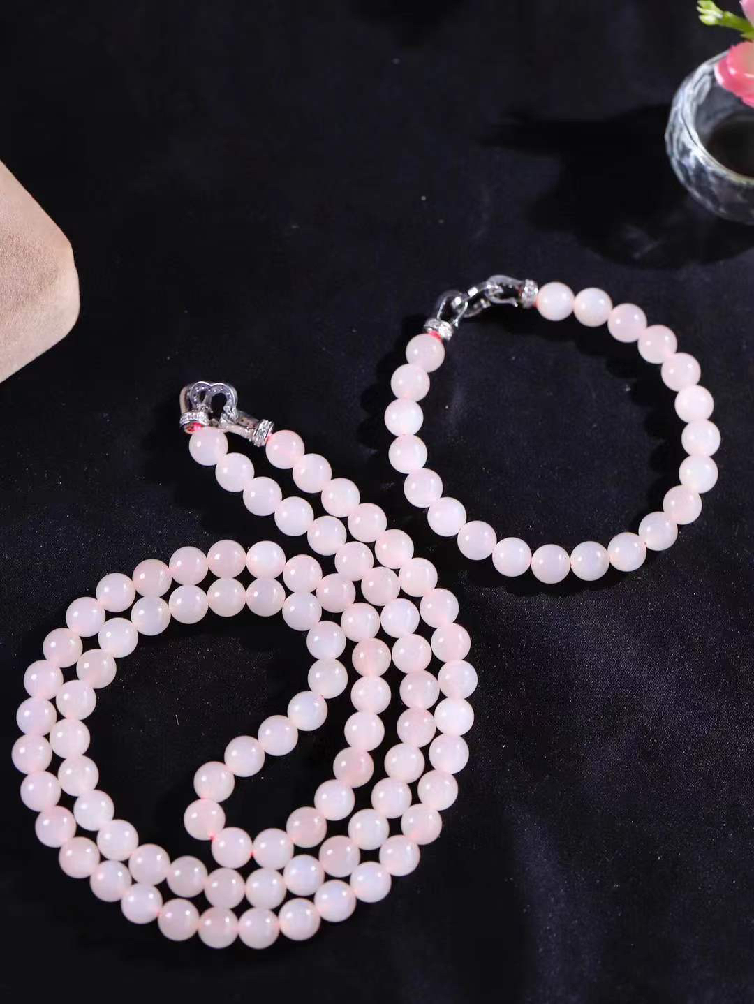 一套【珠圆玉润.套装】

精品和田玉藕粉珠圆玉润套装 玉质细腻油润 饱满光滑 质朴无华，悠远简单，人心境界远，百世修炼深，心灵常驻善意持，觉悟人生百世修。项链重67.3克 尺寸取一7.9mm   手串重18.5克  尺寸取一7.9mm  10301516L