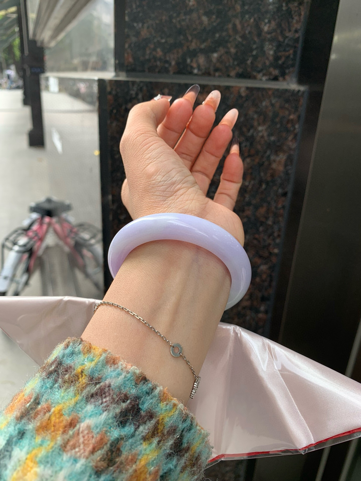 春彩正圈
52-53都能戴
半圈浅绿碰上梦幻般的春，像是融化了的春天，半山半水，一镯两戴，所有的美好交织在一起，让人心生宁静而淡淡的欢喜～