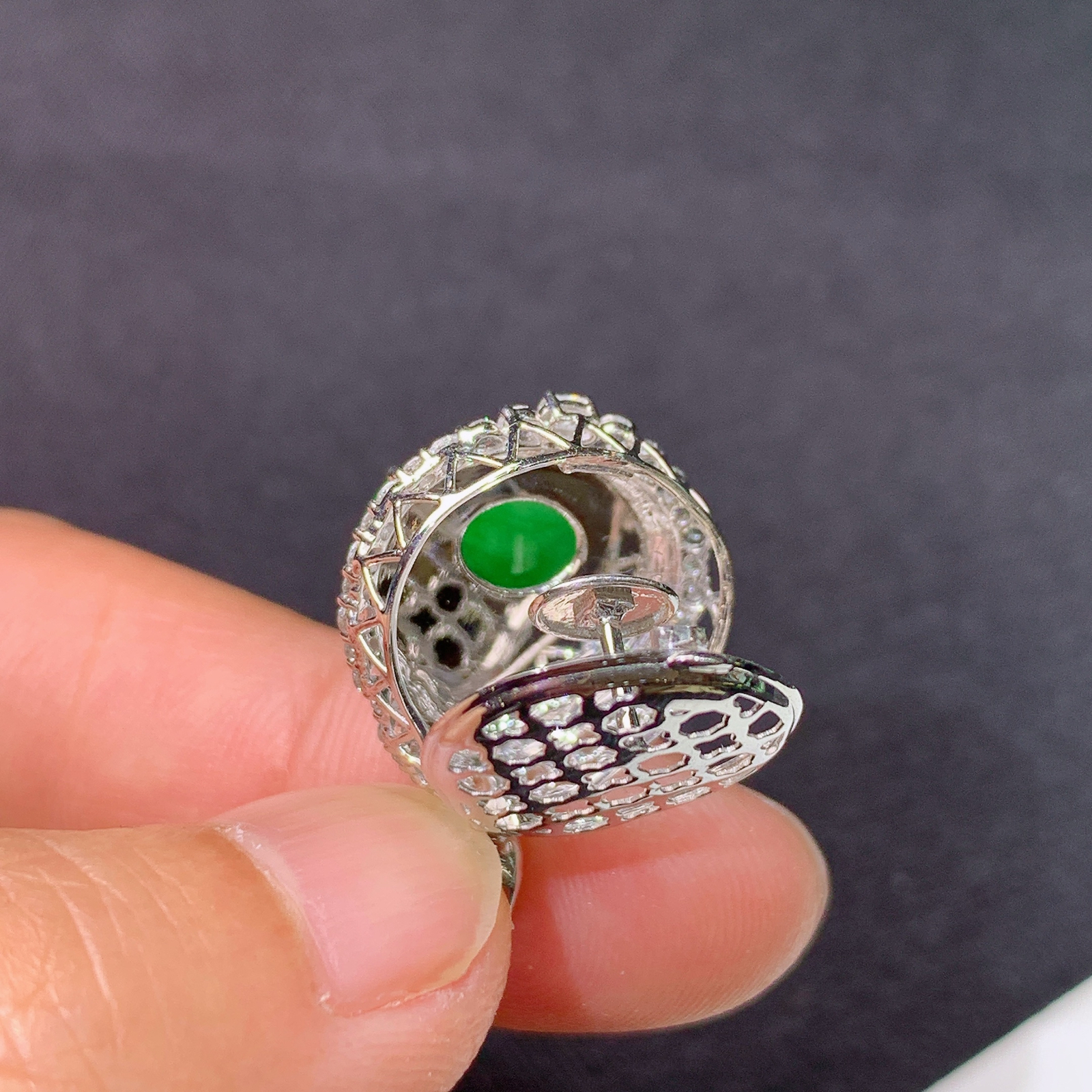 冰飘绿舒佛吊坠，18k金镶嵌，冰润色阳，品相好，种水足，Ald 尺寸23.7*16.1*10.3