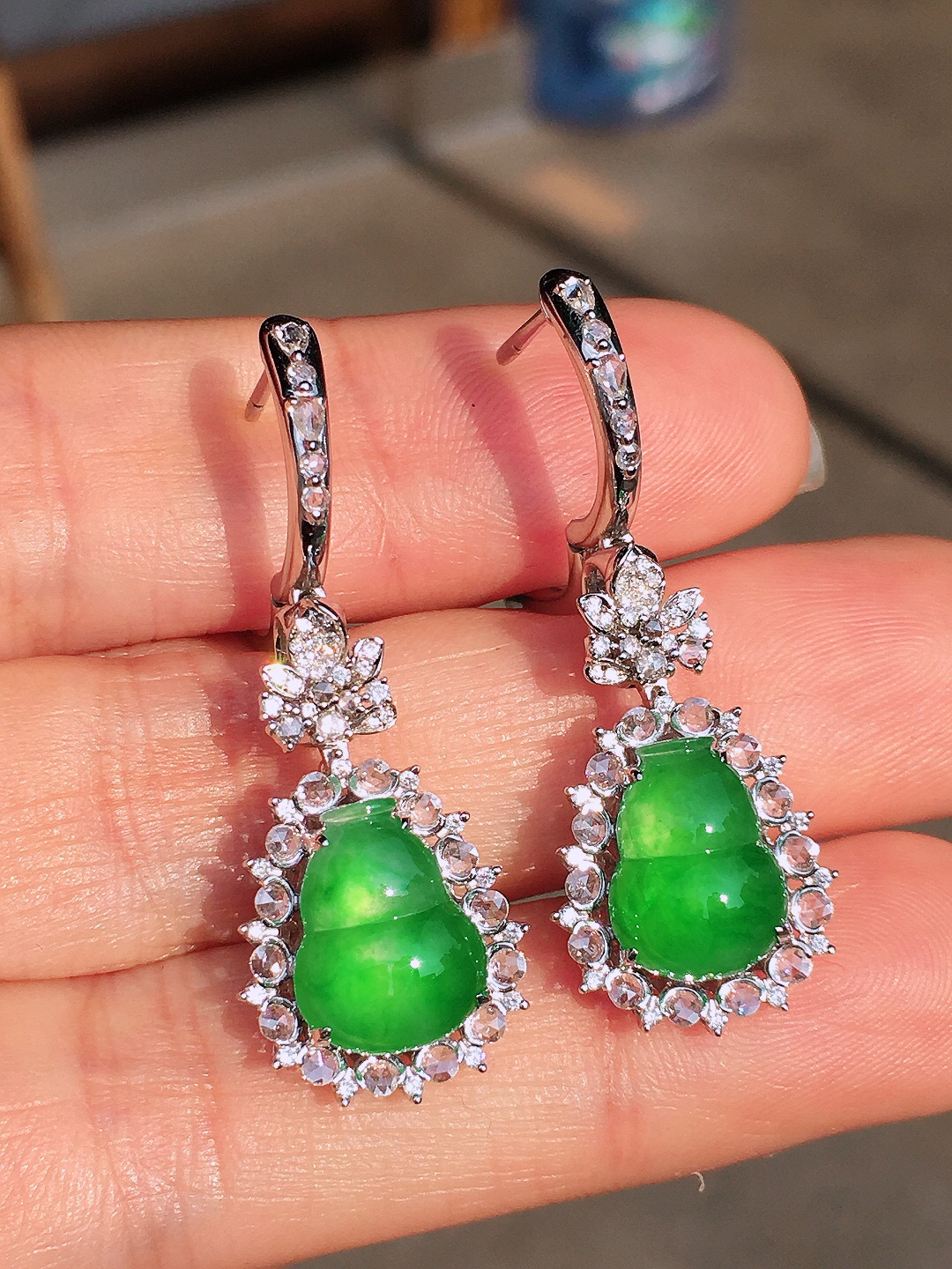 阳绿葫芦耳坠，色泽均匀艳丽，玉质细腻，荧光感超
强，饱满圆润，尽显优雅气质，18k
金豪华镶嵌