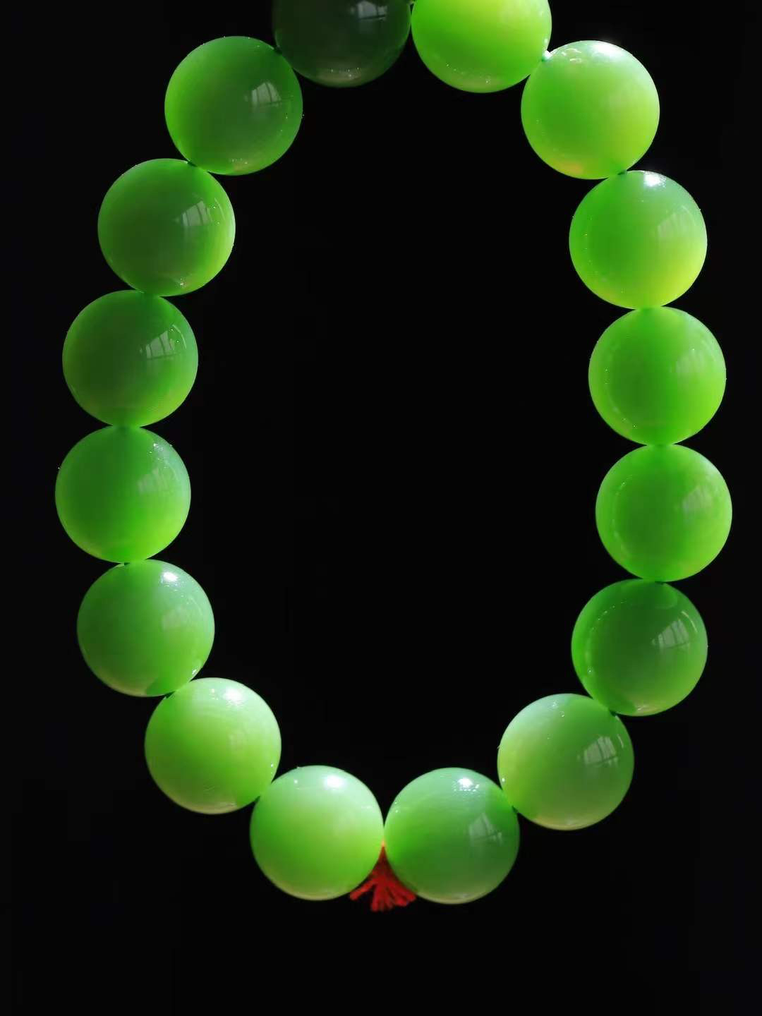 【珠圆玉润.手串】

精品和田玉碧玉猫眼珠圆玉润手串 玉质温润细腻  整串打磨圆润，佩戴舒适。珠珠落玉盘，间关莺语花底滑，一生美好时光，无论身在何处，都有它相伴相守。事事顺遂，幸福美满，吉祥如意。重43克 尺寸取一11.8mm FDL-16301500