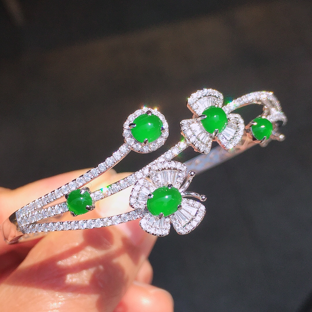 满绿蛋面手镯，色泽均匀艳丽，玉质细腻，荧光感超
强，饱满圆润，尽显优雅气质，18k
金豪华镶嵌