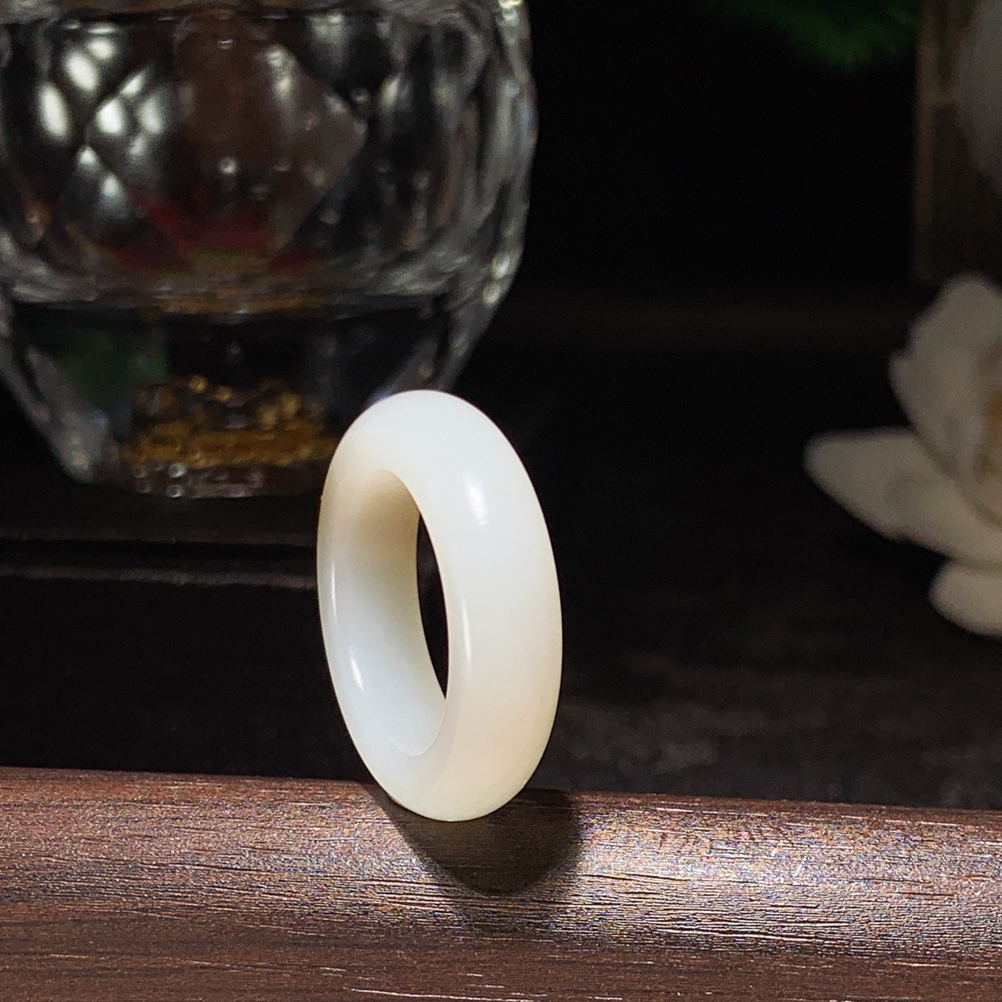 新疆和田玉且末糖戒指 内径16尺寸6/4重4.5克。玉质细腻油润。手推出油。佩戴高端典雅。lt260313