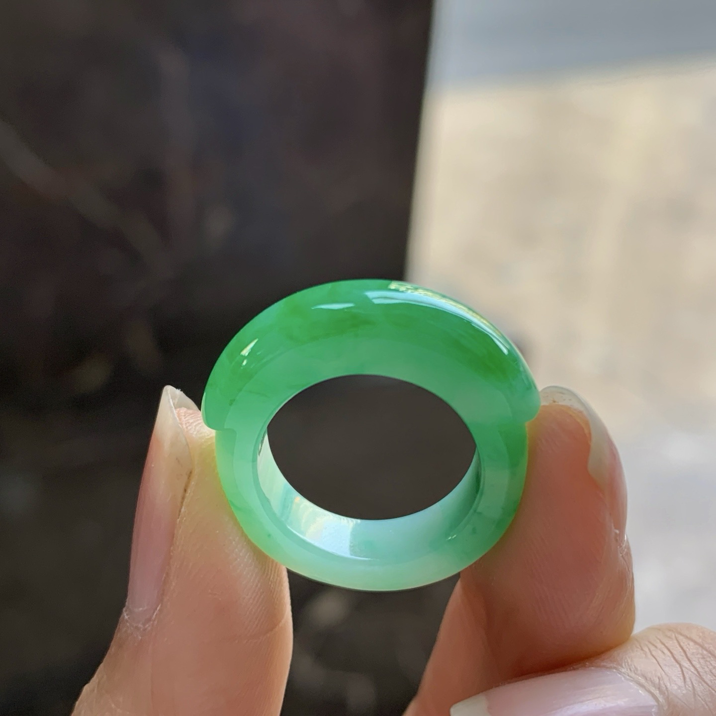 阳绿色马鞍戒指^_^色阳 玉质温润 尺寸6.2-5.3 9号指圈 细腻