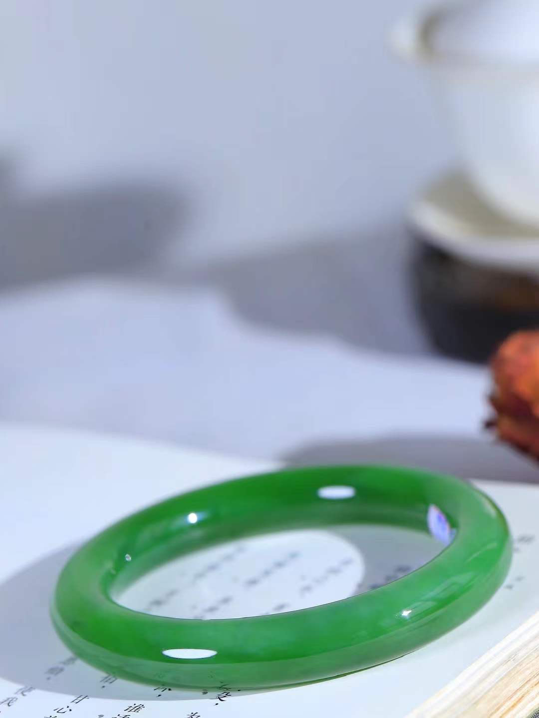 （碧色荡漾.手镯）

收藏级臻品️和田玉碧玉猫眼圆条手镯，灼灼其华想像靓妆淡伫 ，腕间绿意跳脱冰壶莹，坐间静对，姑射仙姿潇洒处，艳冶最奇料子油润滋腻镯型饱满，手感上佳。重72.5克   内径59mm尺寸11.8-11.5mm  24371413T