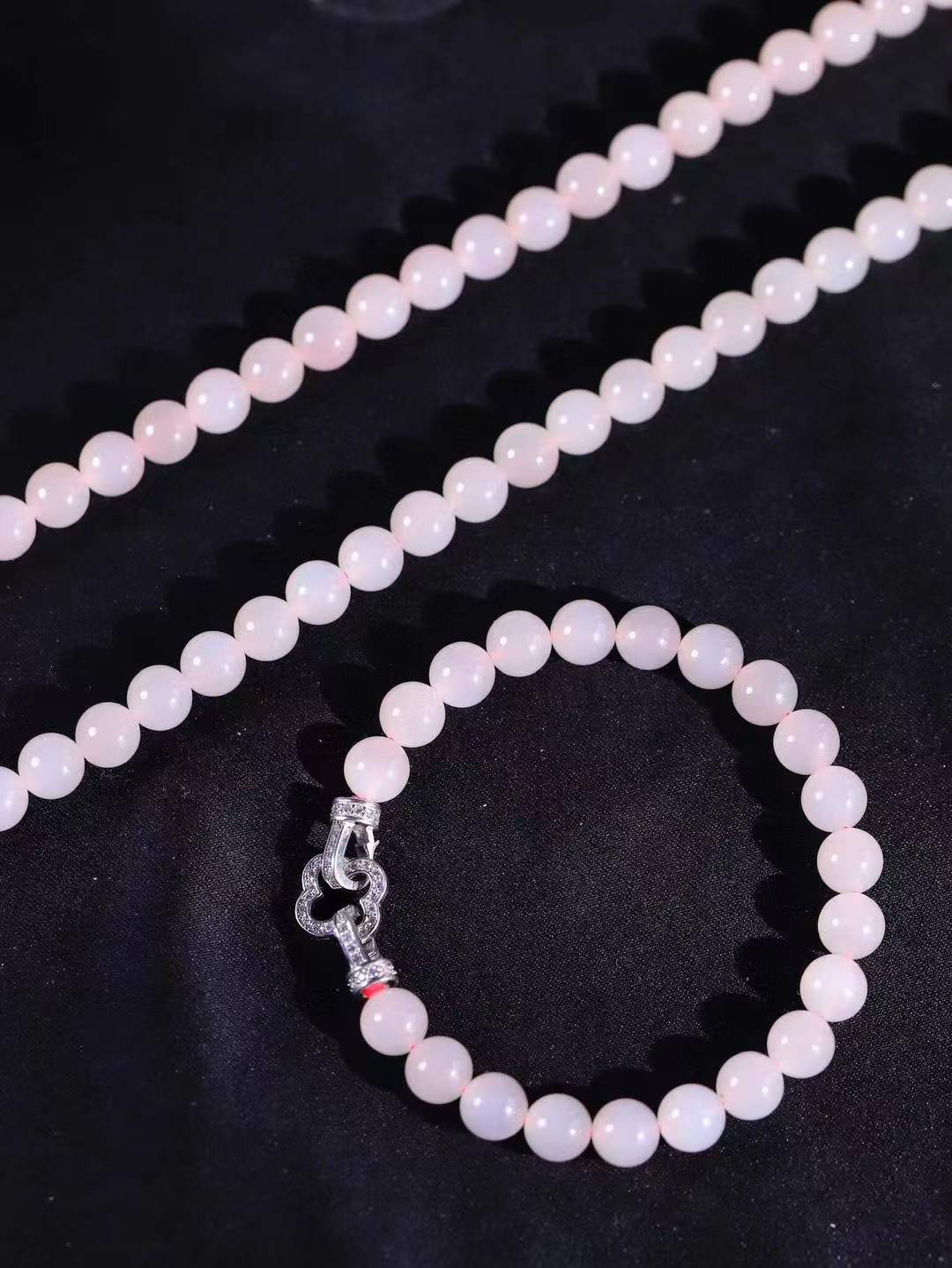 一套【珠圆玉润.套装】

精品和田玉藕粉珠圆玉润套装 玉质细腻油润 饱满光滑 质朴无华，悠远简单，人心境界远，百世修炼深，心灵常驻善意持，觉悟人生百世修。项链重67.3克 尺寸取一7.9mm   手串重18.5克  尺寸取一7.9mm  10301516L