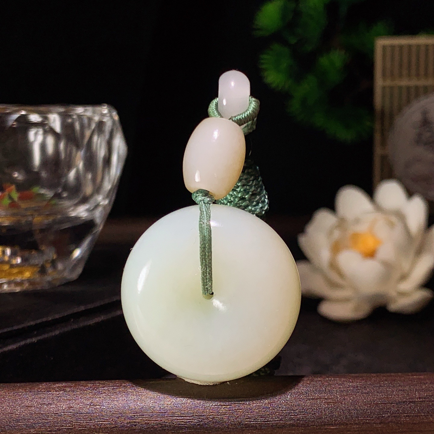 新疆和田玉且末糖平安扣挂件。尺寸29/14重28克。玉质细腻油润。手推出油。佩戴高端典雅。lt260313