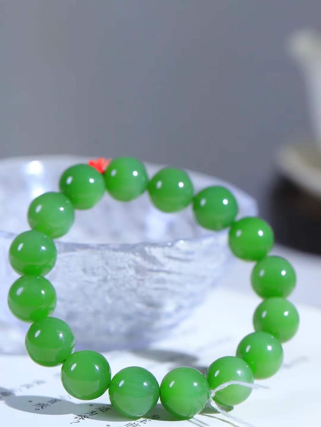 【珠圆玉润.手串】

精品和田玉碧玉猫眼珠圆玉润手串 玉质温润细腻  整串打磨圆润，佩戴舒适。珠珠落玉盘，间关莺语花底滑，一生美好时光，无论身在何处，都有它相伴相守。事事顺遂，幸福美满，吉祥如意。重43克 尺寸取一11.8mm FDL-16301500