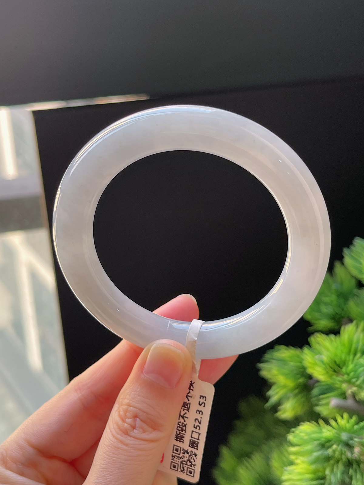 圆镯52.3圈口，翡翠糯化种淡绿色手镯