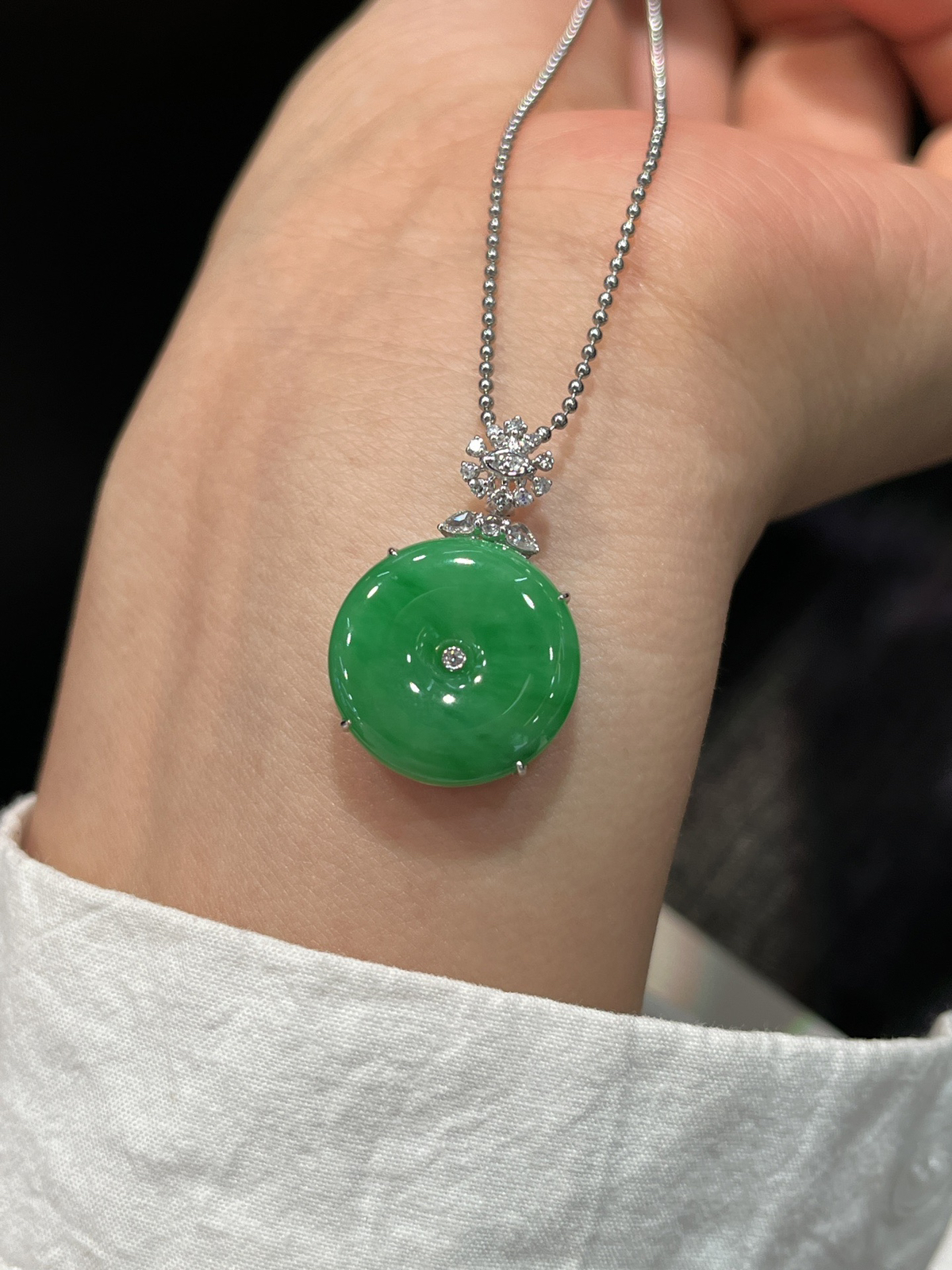 福利款天然缅甸翡翠A货裸镶满色平安扣……
尺寸看图一
18k金镶嵌，简单大气