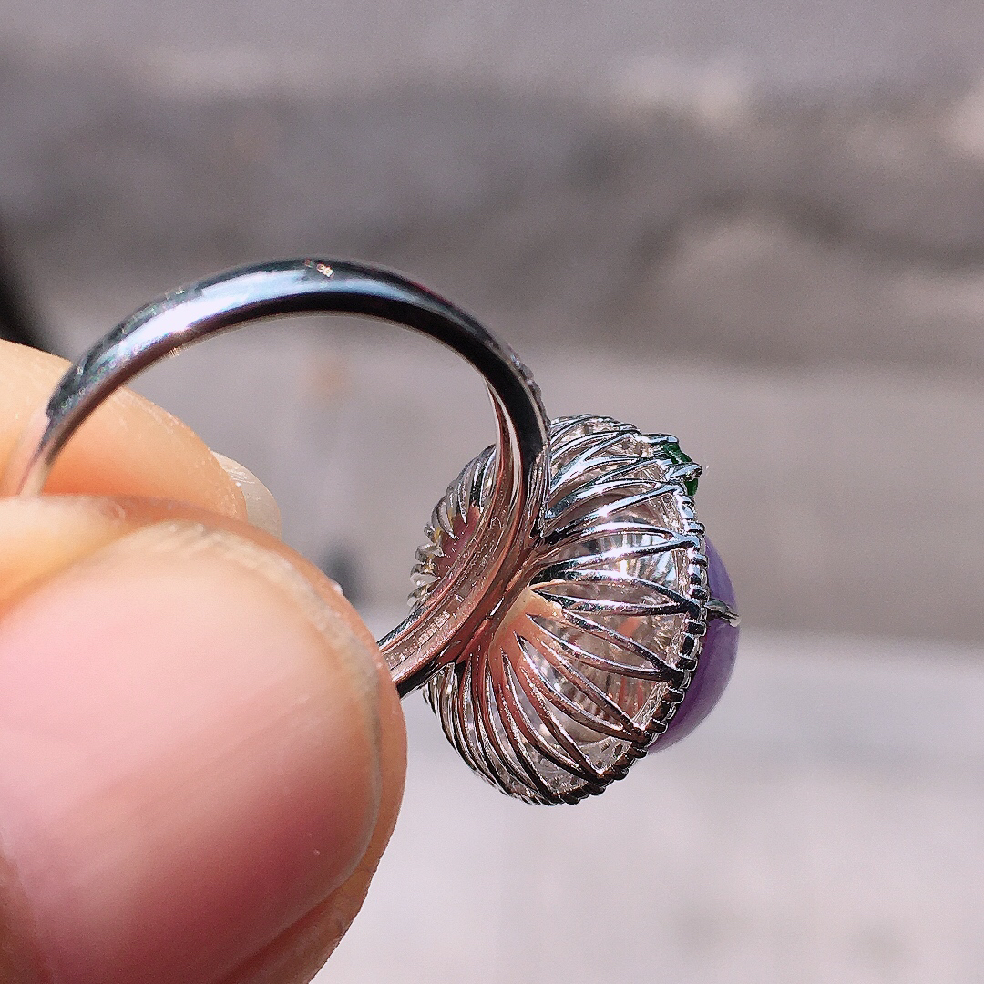 紫罗兰蛋面戒指，色泽均匀艳丽，玉质细腻，荧光感超
强，饱满圆润，尽显优雅气质，18k
金豪华镶嵌