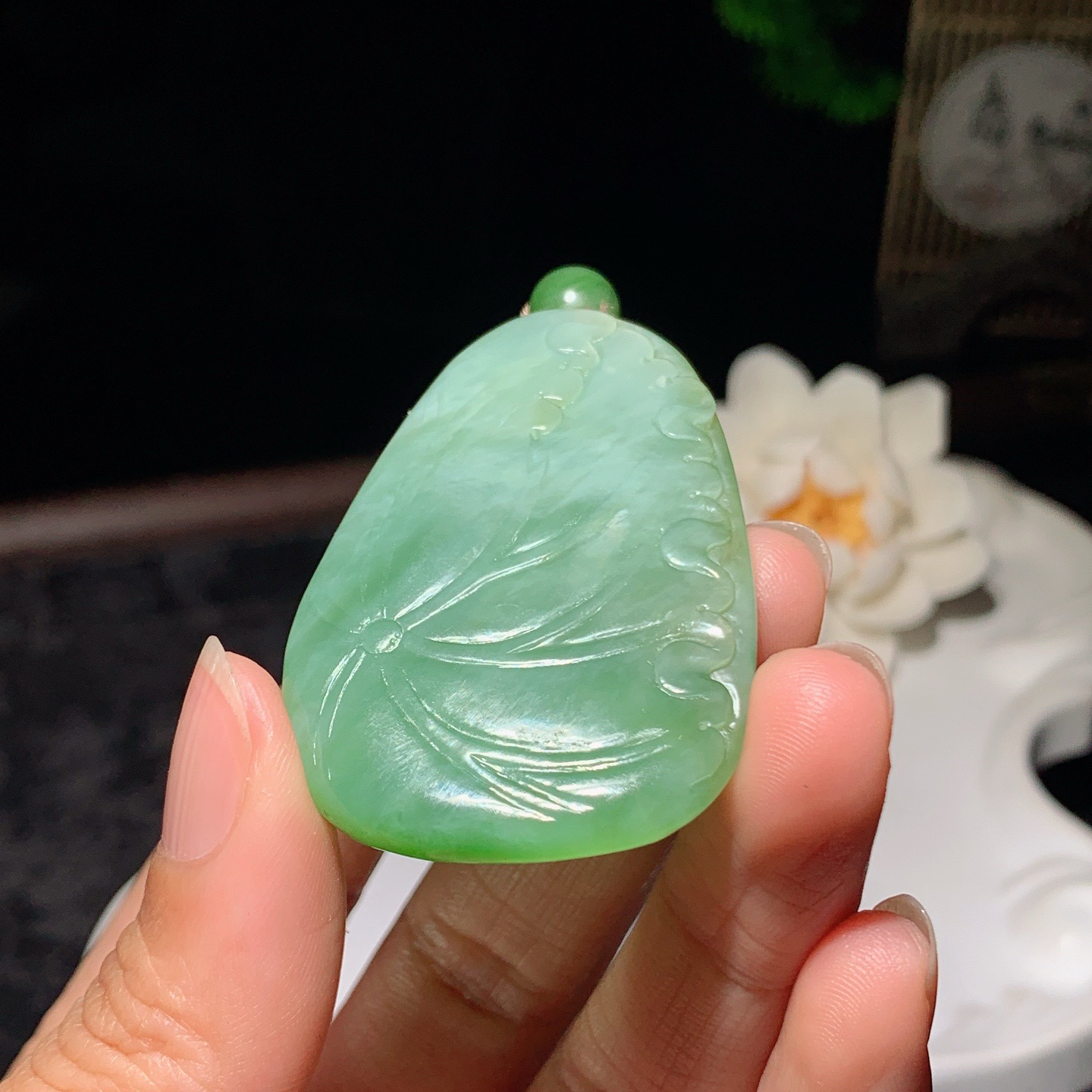 和田玉阳绿猫眼俄罗斯碧玉佛引福来挂件！尺寸53/34/11重32.5克 玉质细腻油润 底色纯净 脂粉