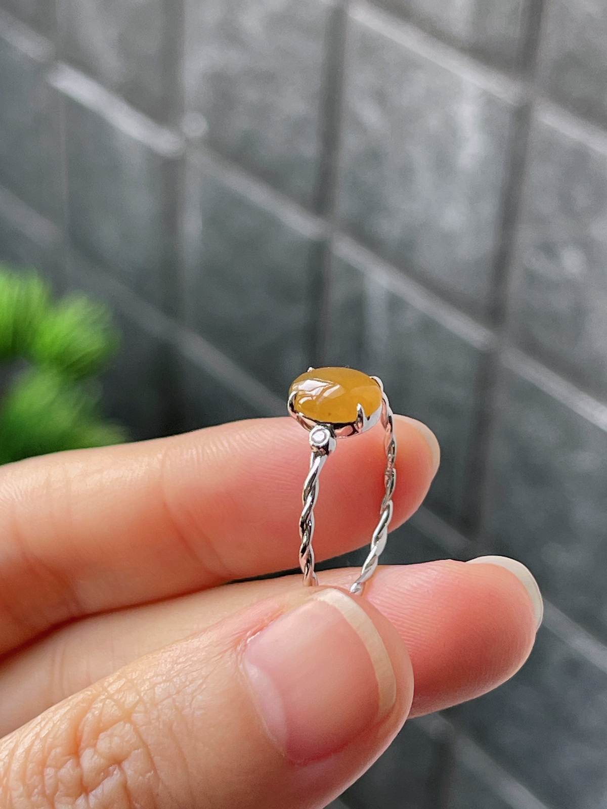 18k翡翠冰黄麻花臂戒指