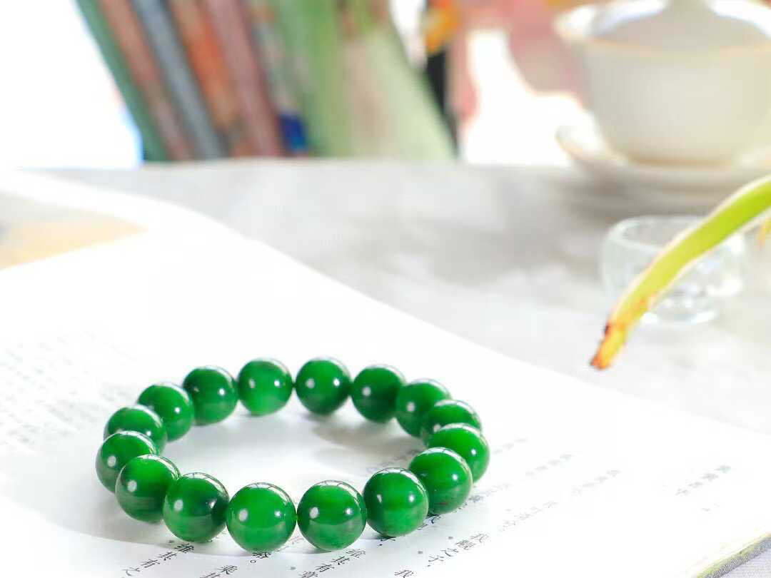 【岁月静好.手串】

  精品和田玉碧玉圆珠手串，精选上等和田玉料，每一颗珠子都散发着温润光泽，宛如