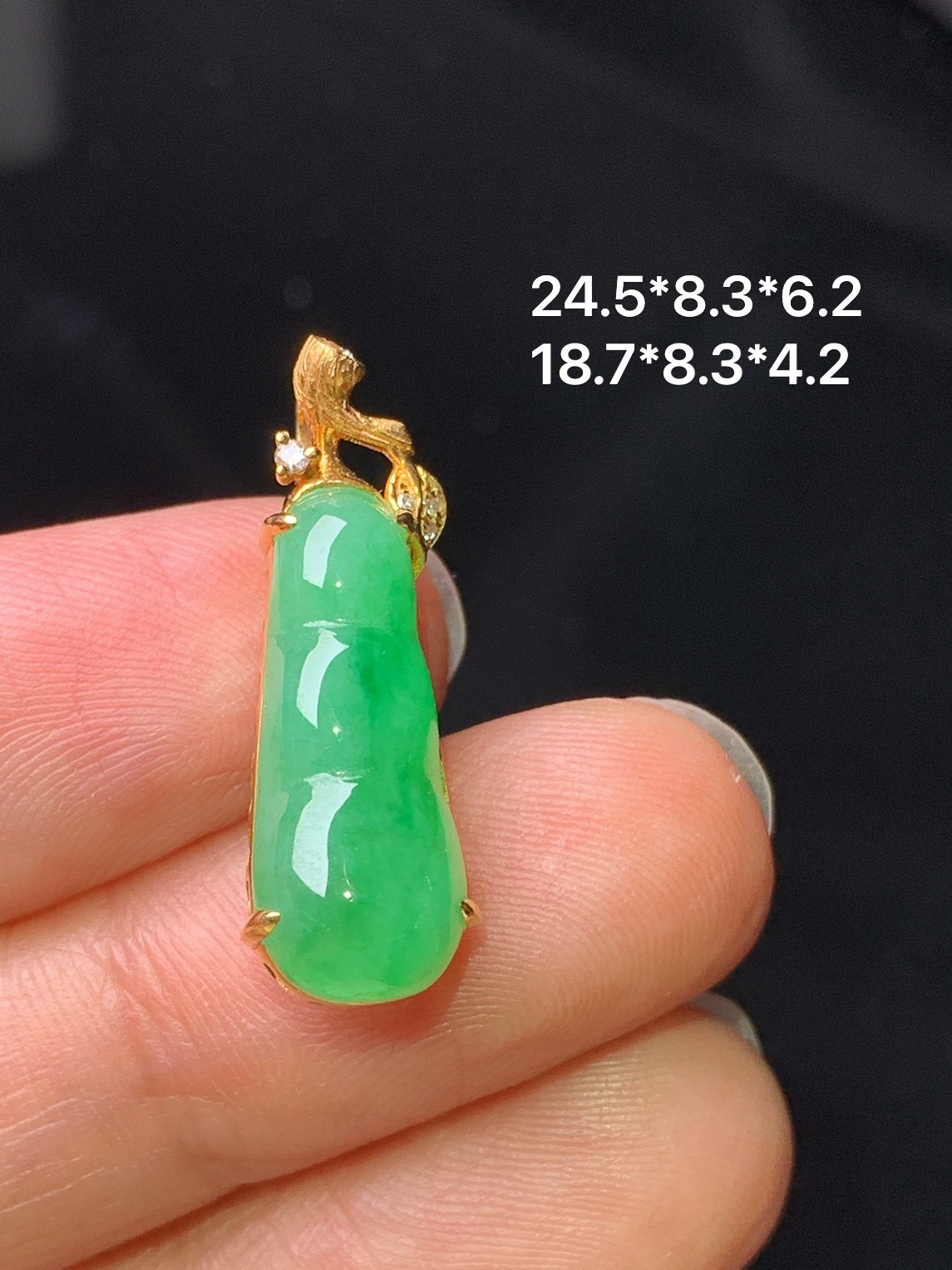 18k金钻镶嵌翠绿四季豆吊坠 玉质细腻 色泽艳丽清新 水润亮眼 整体尺寸24.5*8.3*6.2z1