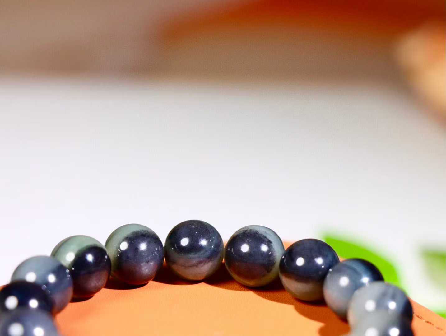 【珠圆玉润.一眼天】

新疆和田青花籽料一眼手串 颗颗一眼天 稀有并具个性，老熟籽 玉质温润 油性足，珠珠落玉盘，间关莺语花底滑，一生美好时光，无论身在何处，都有它相伴相守。事事顺遂，幸福美满，吉祥如意。

重45.3克 尺寸12.1mm  36823212113O