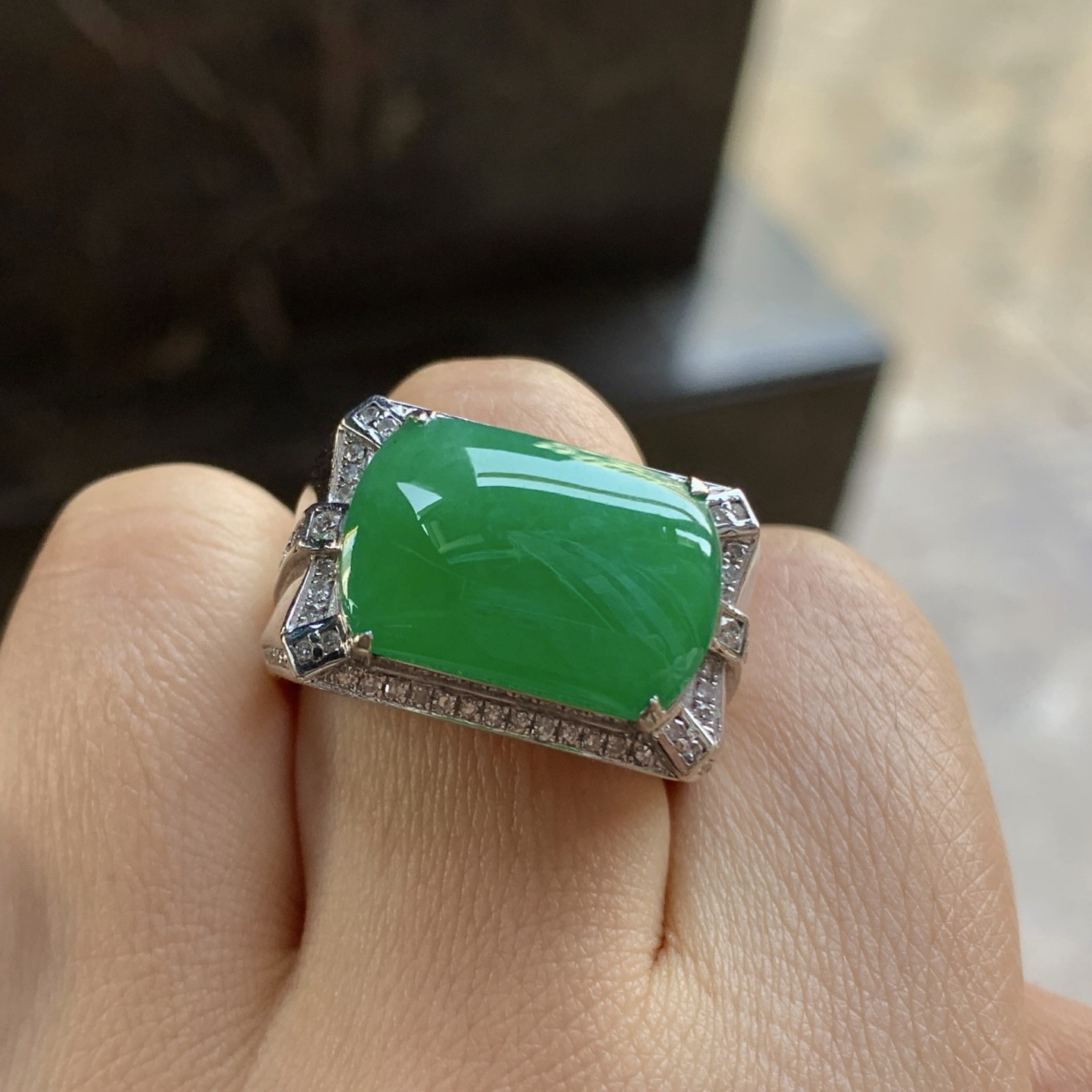 金钻镶嵌绿色马鞍戒指^_^玉质温润