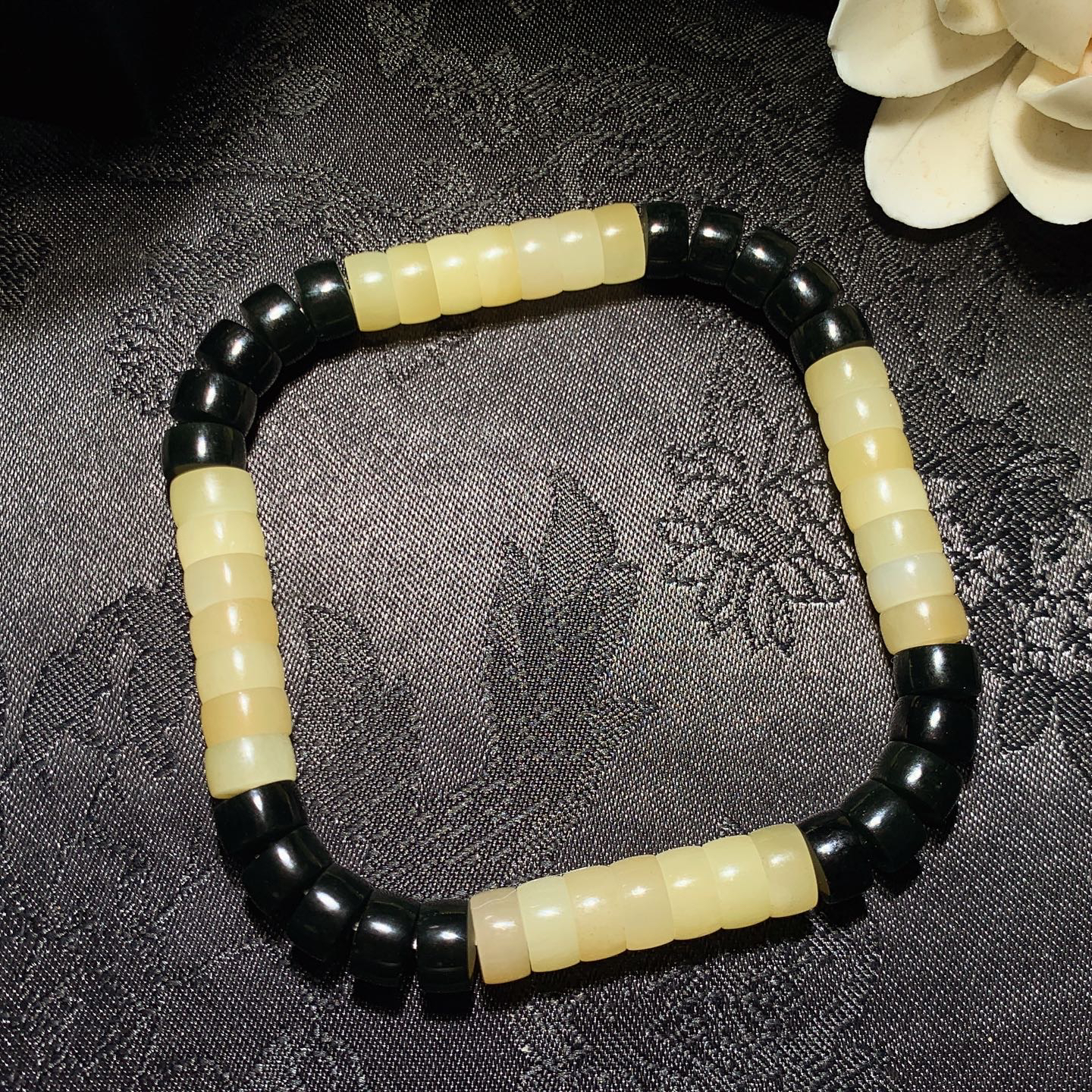 新疆和田玉糖加墨玉手串 单颗尺寸4/7重21.5克。玉质细腻油润。手推出油。佩戴高端典雅。lt260