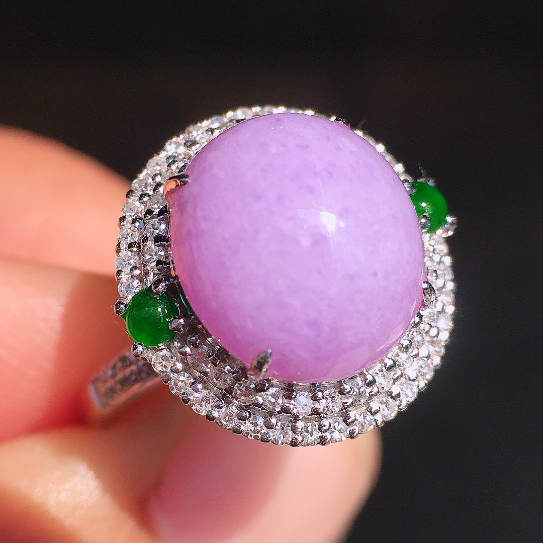 紫罗兰蛋面戒指，色泽均匀艳丽，玉质细腻，荧光感超
强，饱满圆润，尽显优雅气质，18k
金豪华镶嵌