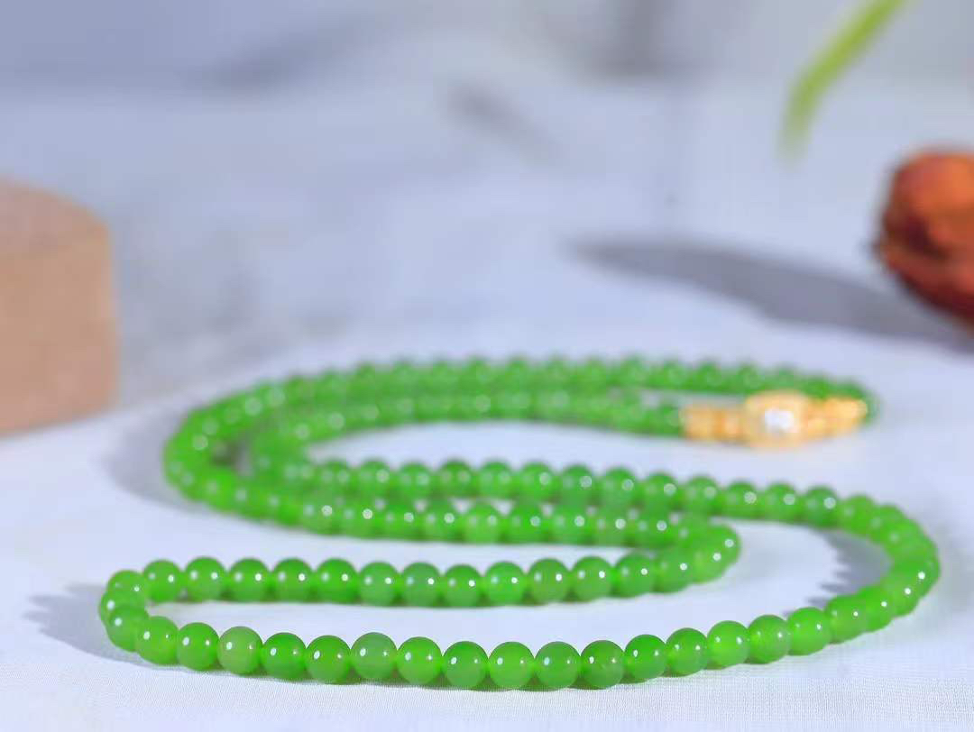 【珠圆玉润.项链】

精品和田玉碧玉珠圆玉润项链 玉质细腻油润 饱满光滑 质朴无华，悠远简单，人心