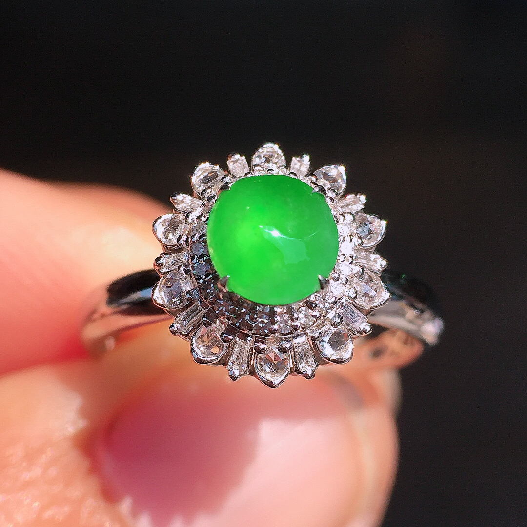 阳绿蛋面戒指，色泽均匀艳丽，玉质细腻，荧光感超
强，饱满圆润，尽显优雅气质，18k
金豪华镶嵌