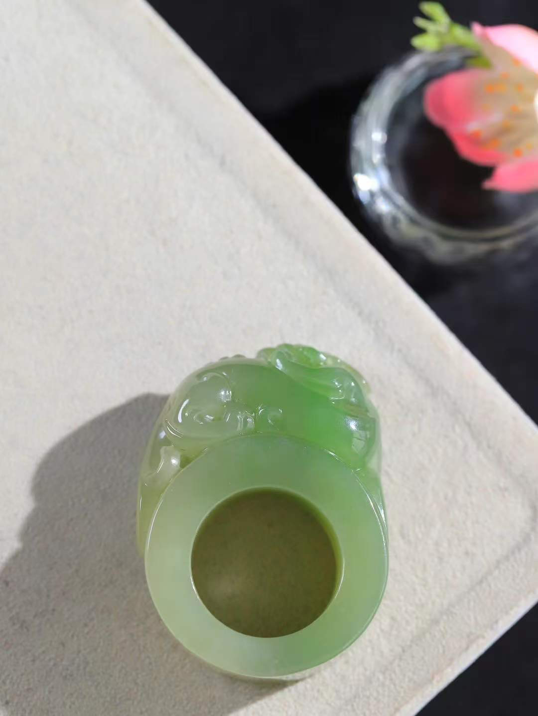 【招财貔貅.扳指]

精品和田玉翠青貔貅扳指、手把件质地油润，手感上佳。精工雕刻，貔貅表情生猛威严