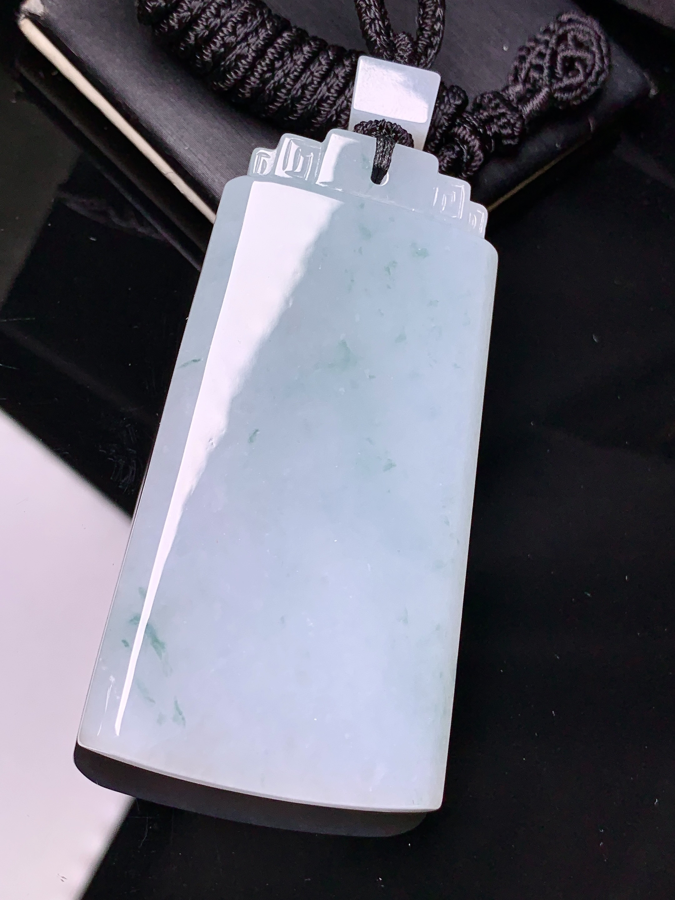 飘绿无事牌吊坠 玉质细腻 色泽艳丽清新 水润亮眼 整体尺寸64.8*33.2*6L1