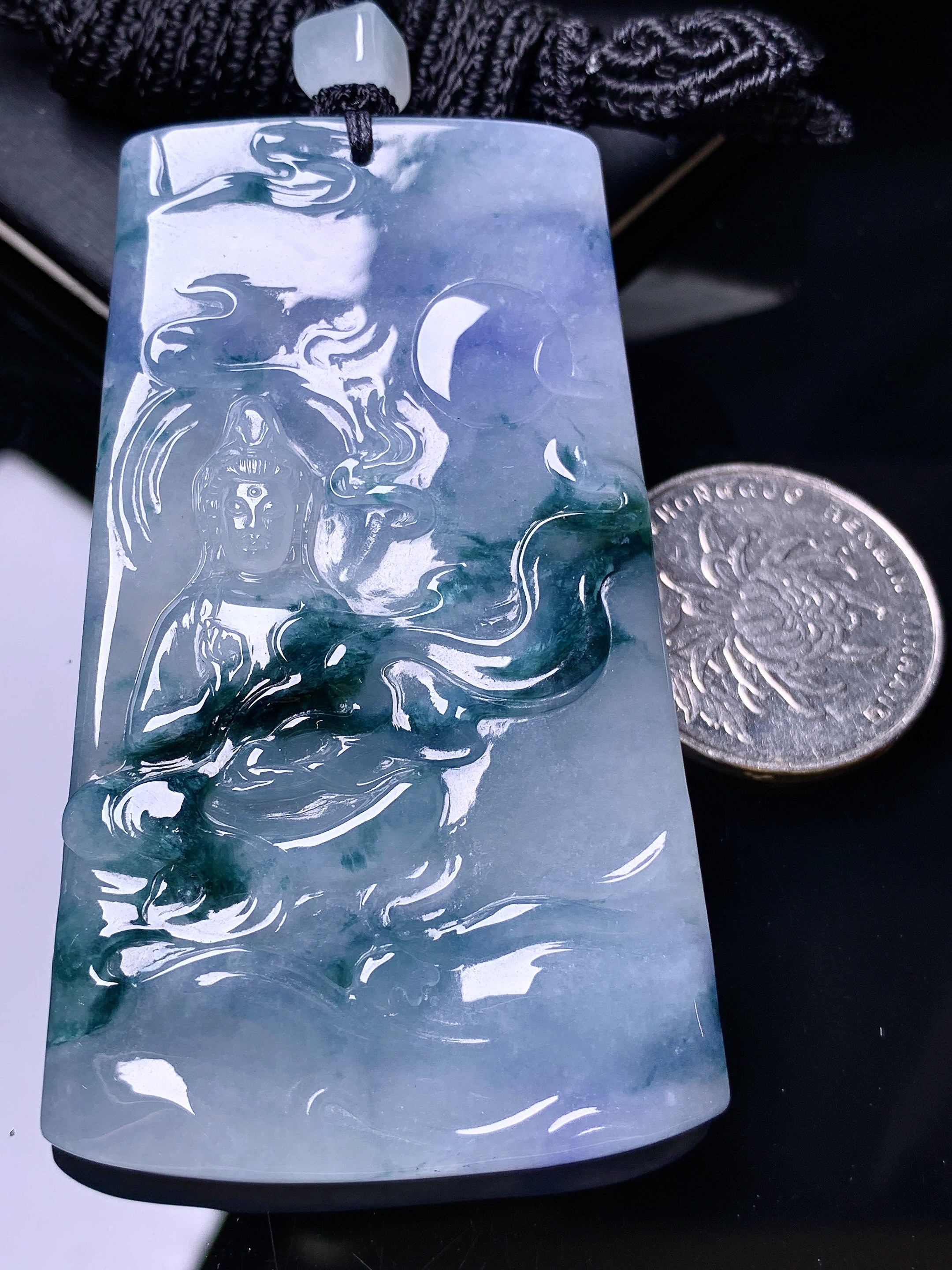 飘绿观音菩萨吊坠 玉质细腻 色泽艳丽清新 水润亮眼 整体尺寸67*39.8*5.6L1