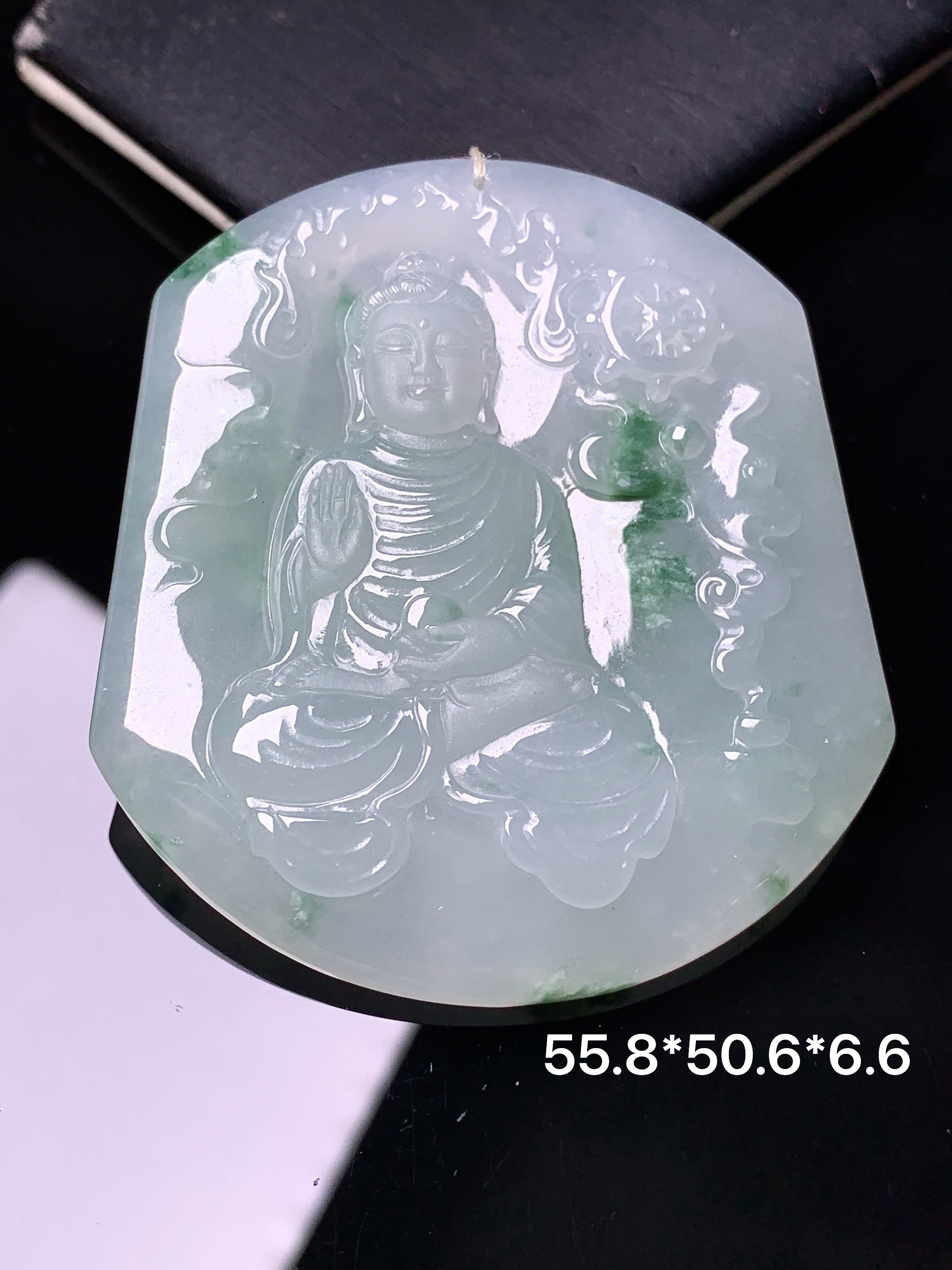 飘绿观音菩萨吊坠 玉质细腻 色泽艳丽清新 水润亮眼 整体尺寸55.8*50.6*6.6