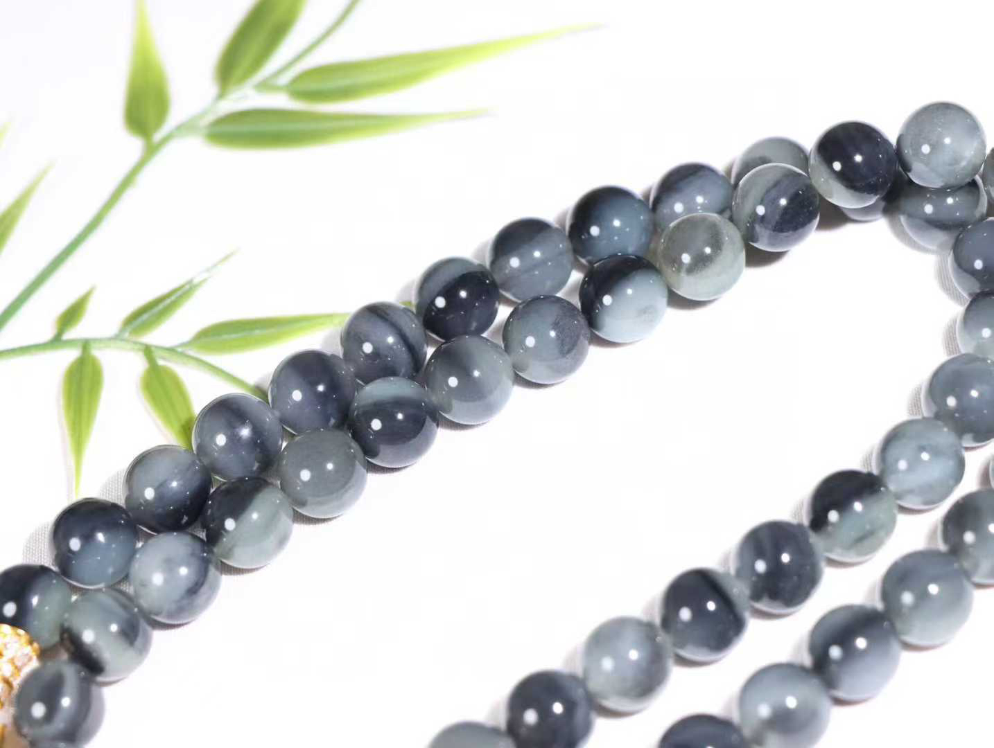 【水墨青花.项链】

新疆和田青花籽料珠圆玉润项链 玉质温润细腻  整串打磨圆润，佩戴舒适。珠珠落玉盘，间关莺语花底滑，一生美好时光，无论身在何处，都有它相伴相守。事事顺遂，幸福美满，吉祥如意。

重160克 尺寸12mm  36823212113O