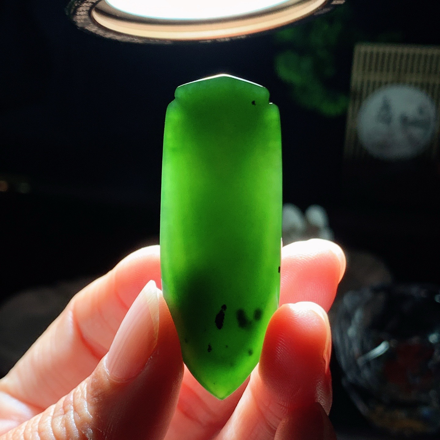 和田玉菠菜绿俄罗斯碧玉降魔杵挂件！尺寸51/19/7重13克 玉质细腻油润 底色纯净 脂粉好，品质好！lt260314