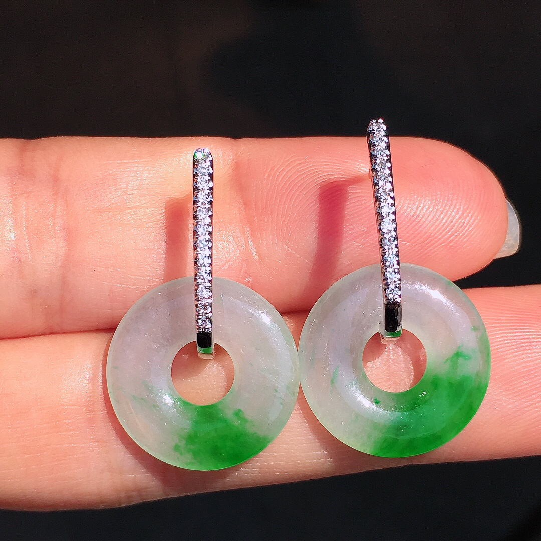 飘绿平安扣耳坠，色泽艳丽，玉质细腻，荧光感超
强，饱满圆润，尽显优雅气质，18k
金豪华镶嵌