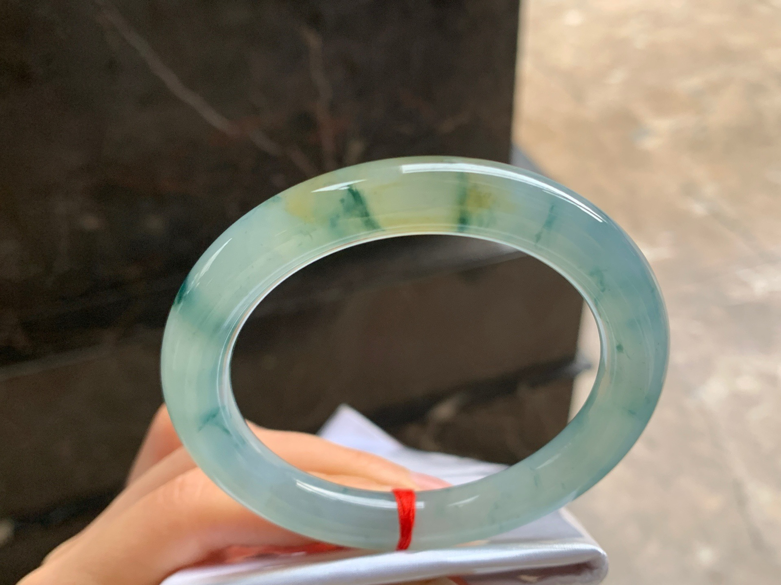 56-10

冰黄飘花圆条手镯^_^水润