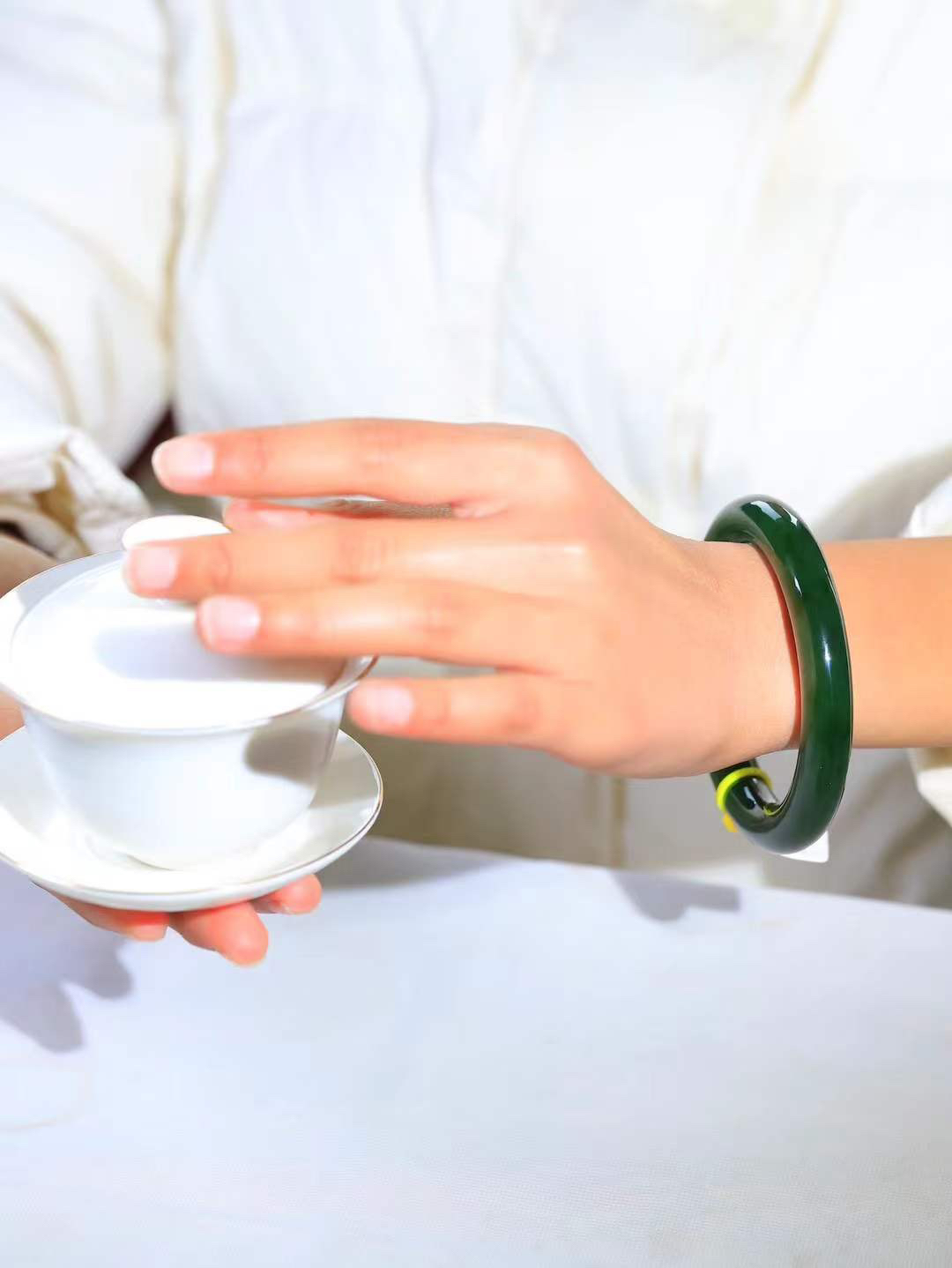 【碧波流转·手镯】

精品和田玉碧玉手镯，玉质细腻温润，手感舒适，️线条流畅，简约大气，美自天