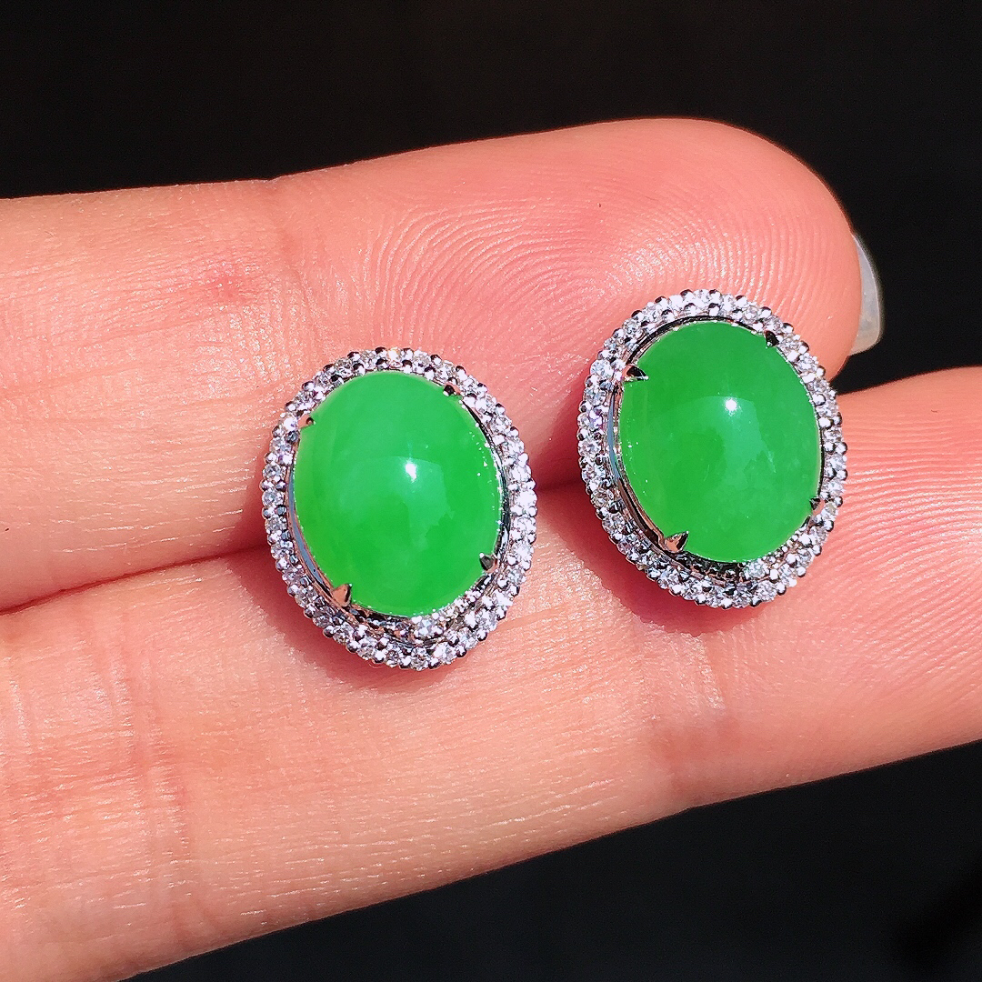 阳绿蛋面耳钉，色泽均匀艳丽，玉质细腻，荧光感超
强，饱满圆润，尽显优雅气质，18k
金豪华镶嵌