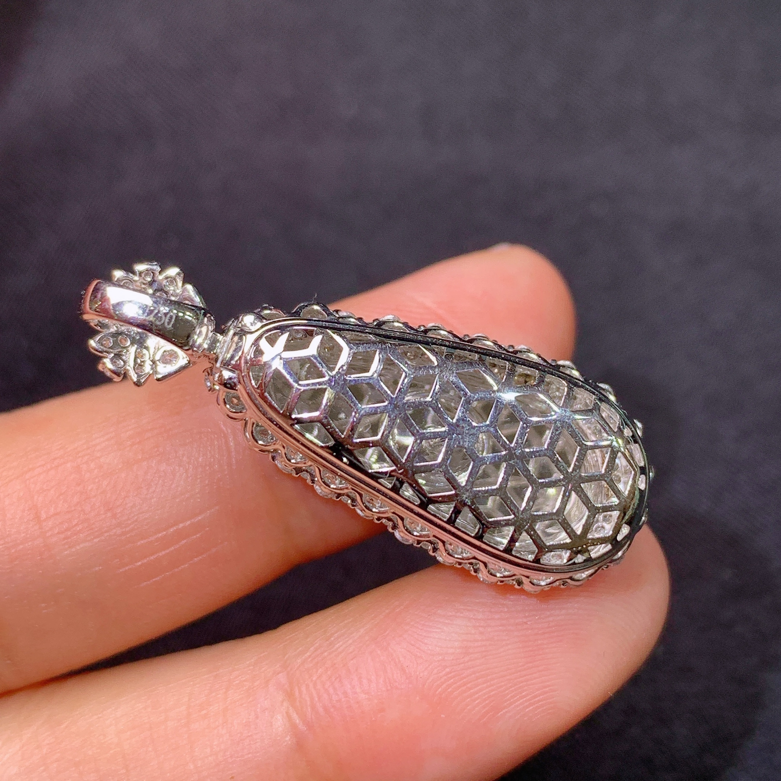 冰阳绿福豆吊坠，18k金镶嵌，冰润色阳，玉质细腻，种水足，Dgj 尺寸34*13.3*10.3