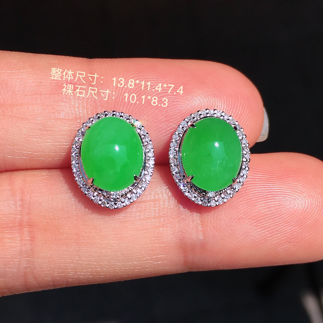 阳绿蛋面耳钉，色泽均匀艳丽，玉质细腻，荧光感超
强，饱满圆润，尽显优雅气质，18k
金豪华镶嵌