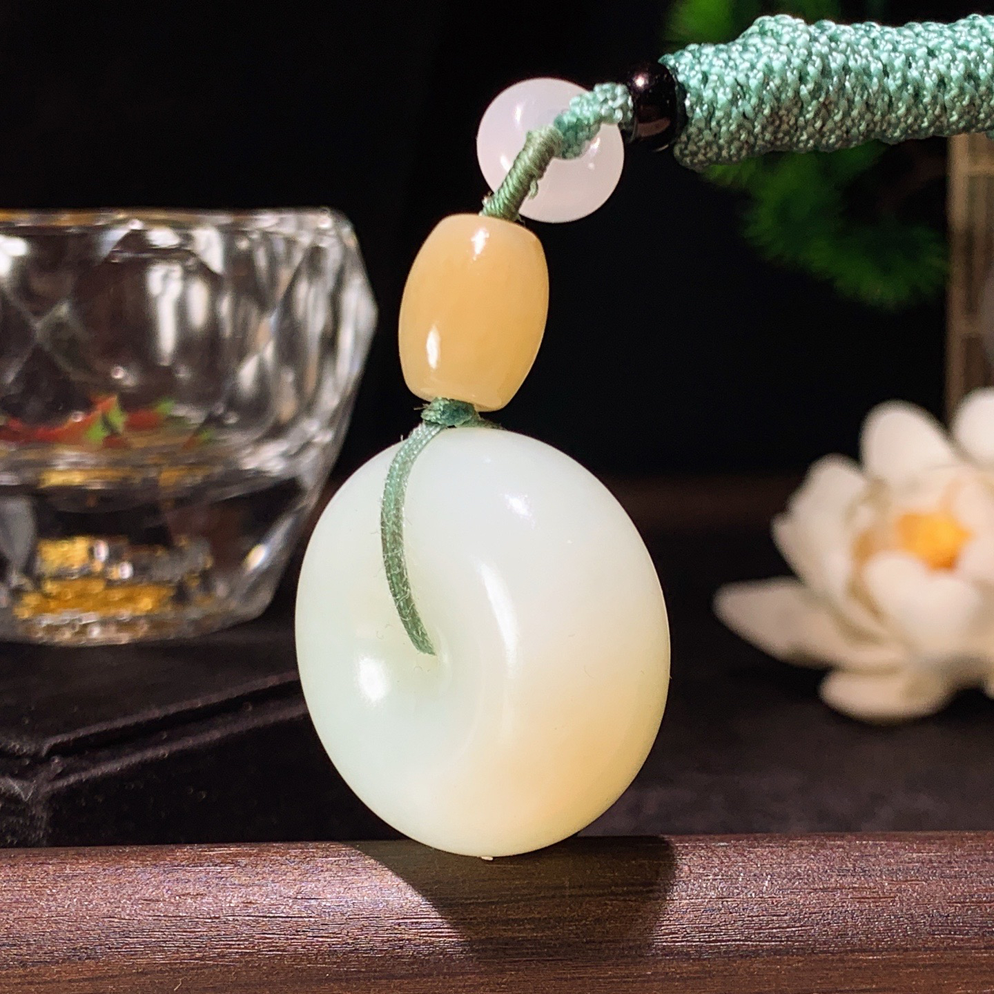 新疆和田玉且末糖平安扣挂件。尺寸29/14重28克。玉质细腻油润。手推出油。佩戴高端典雅。lt260313