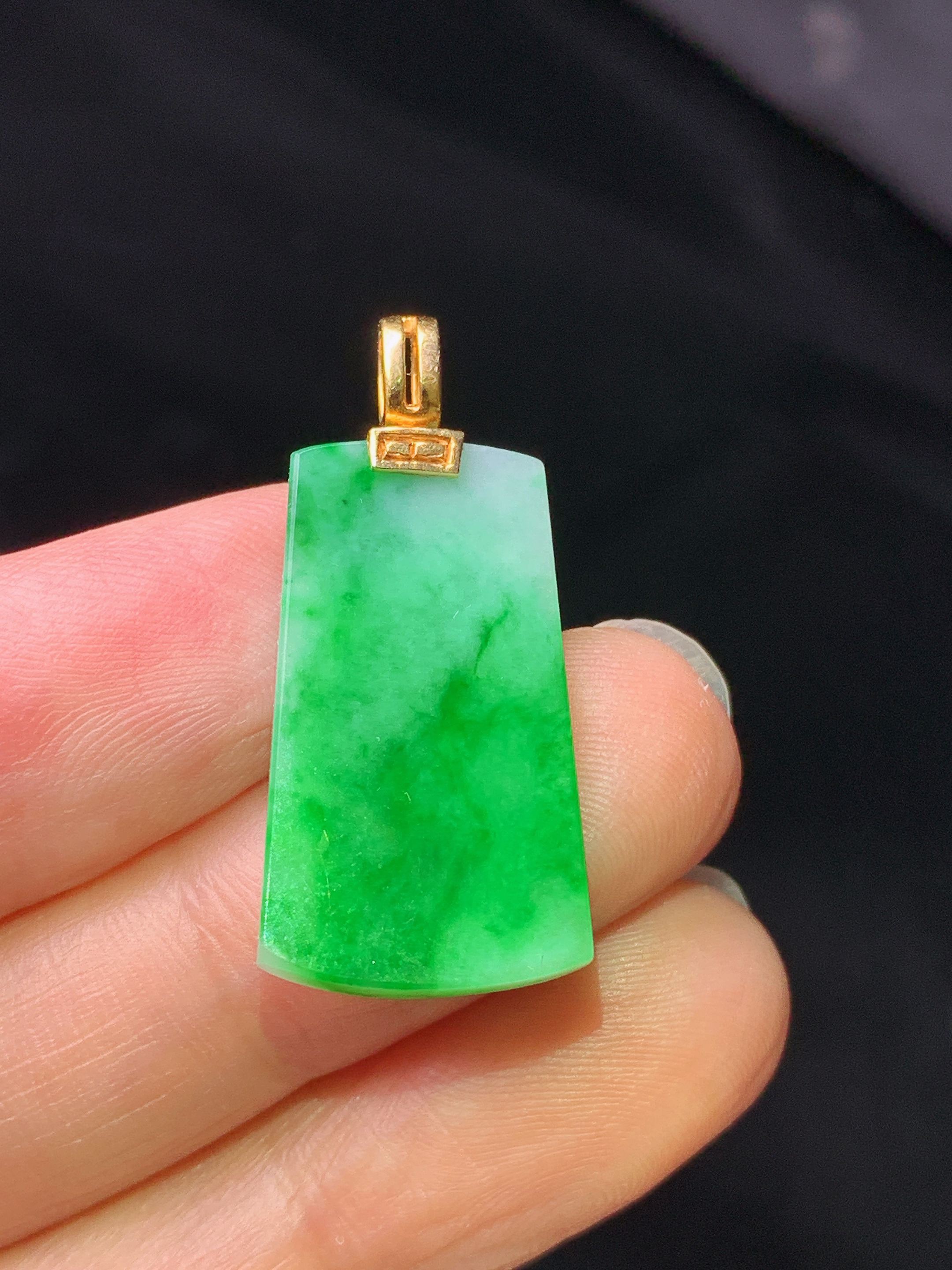 18k金镶嵌翠绿无事牌吊坠 玉质细腻 色泽艳丽清新 水润亮眼 整体尺寸29.6*13.5*2.5z1