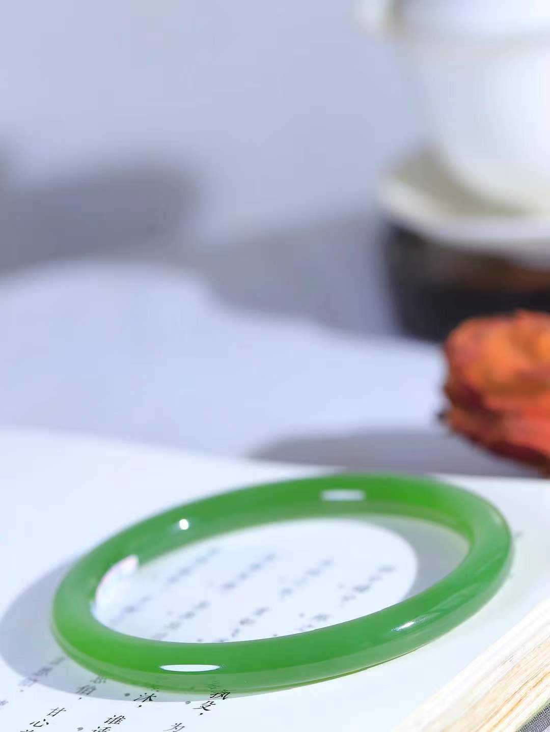 【碧波流转·手镯】

精品和田玉碧玉手镯，玉质细腻温润，手感舒适，️线条流畅，简约大气，美自天