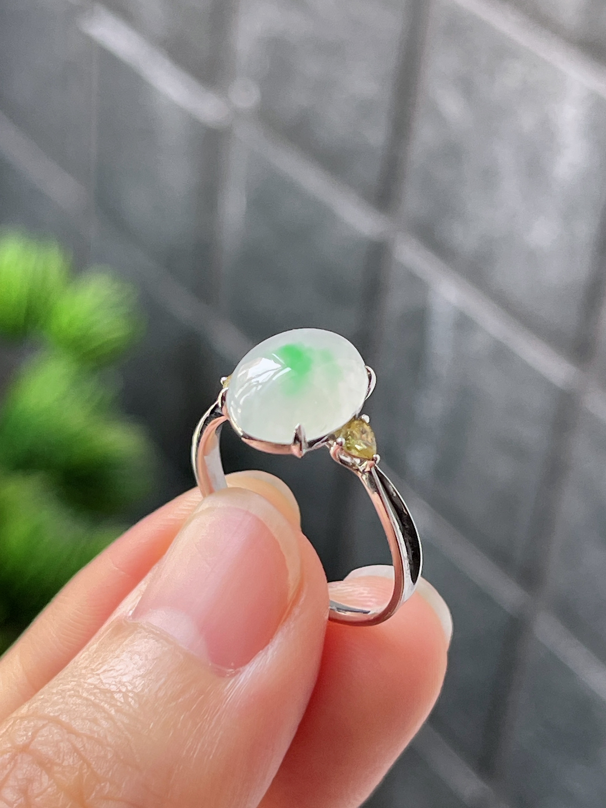 18k翡翠冰白飘绿戒指