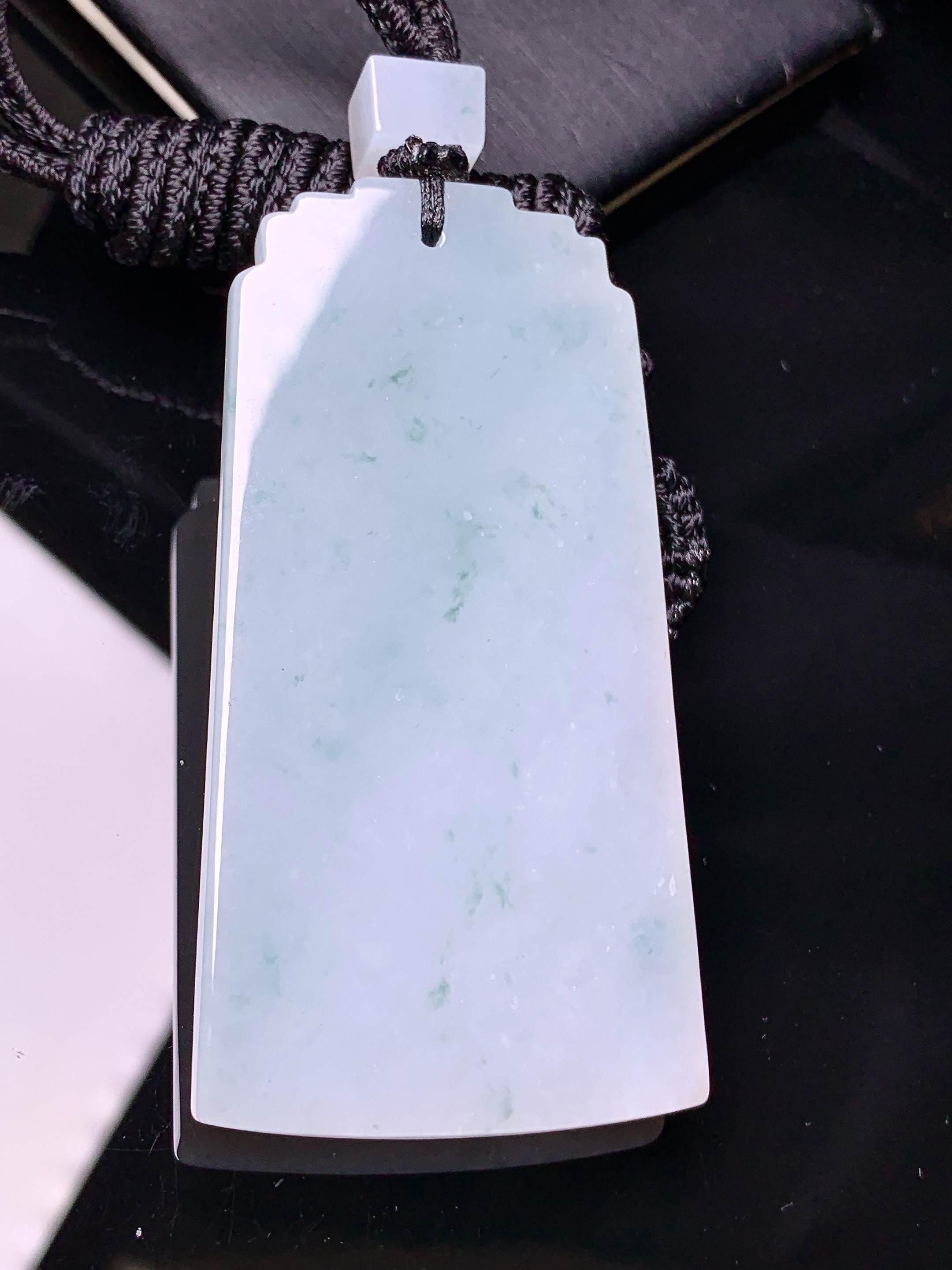 飘绿无事牌吊坠 玉质细腻 色泽艳丽清新 水润亮眼 整体尺寸64.8*33.2*6L1