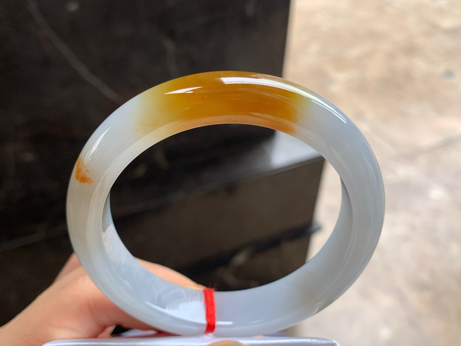 57.5-12.7-8.8

黄翡手镯^_^玉质温润 细腻